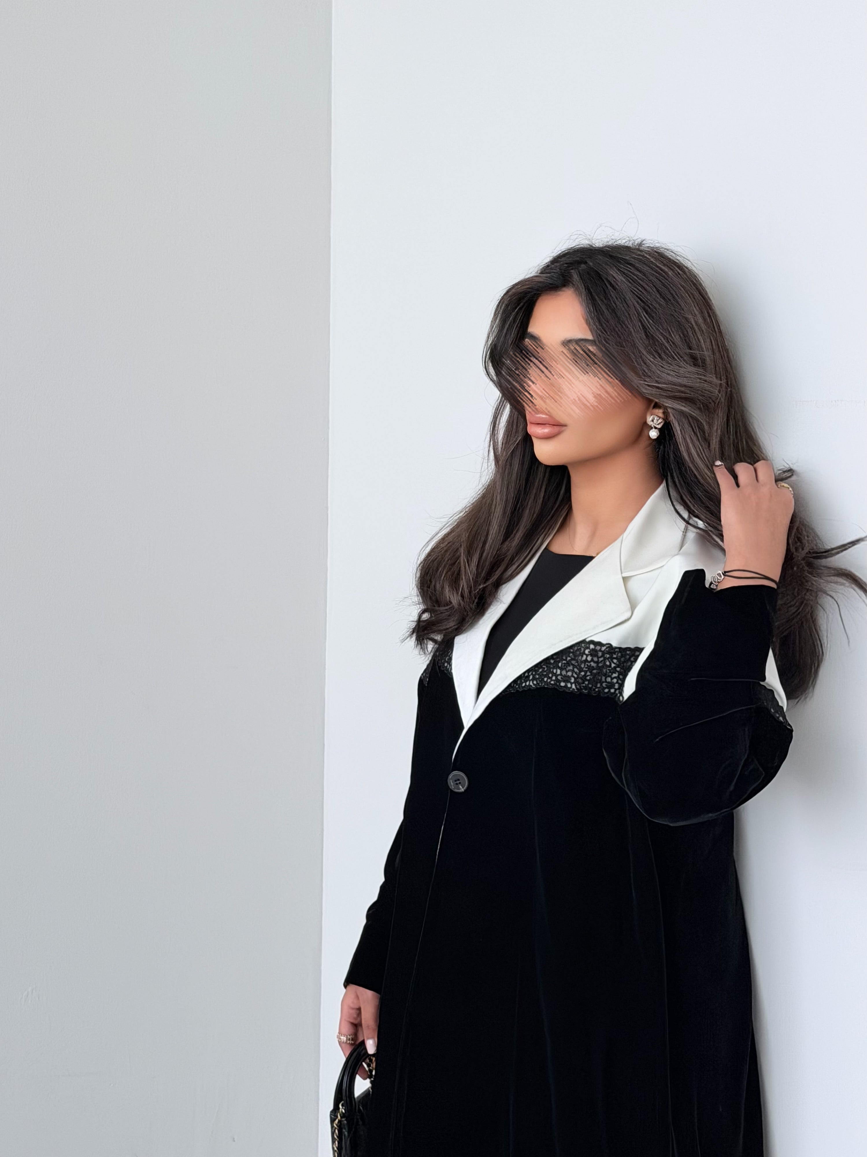 MWT985 - عباية مخمل مع تدخيلات ياقة ابيض واضافة كلفه ورد اسود