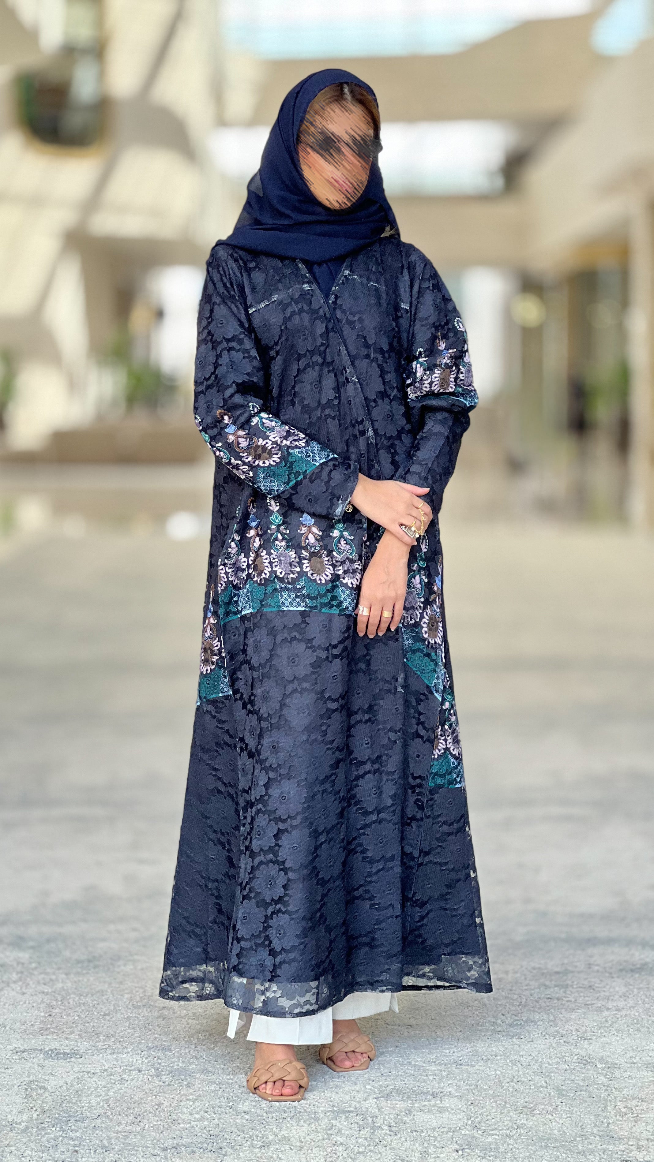 MWT487 - عباية دانتيل أسود مع تدخيلة دانتيل ملون - Aya