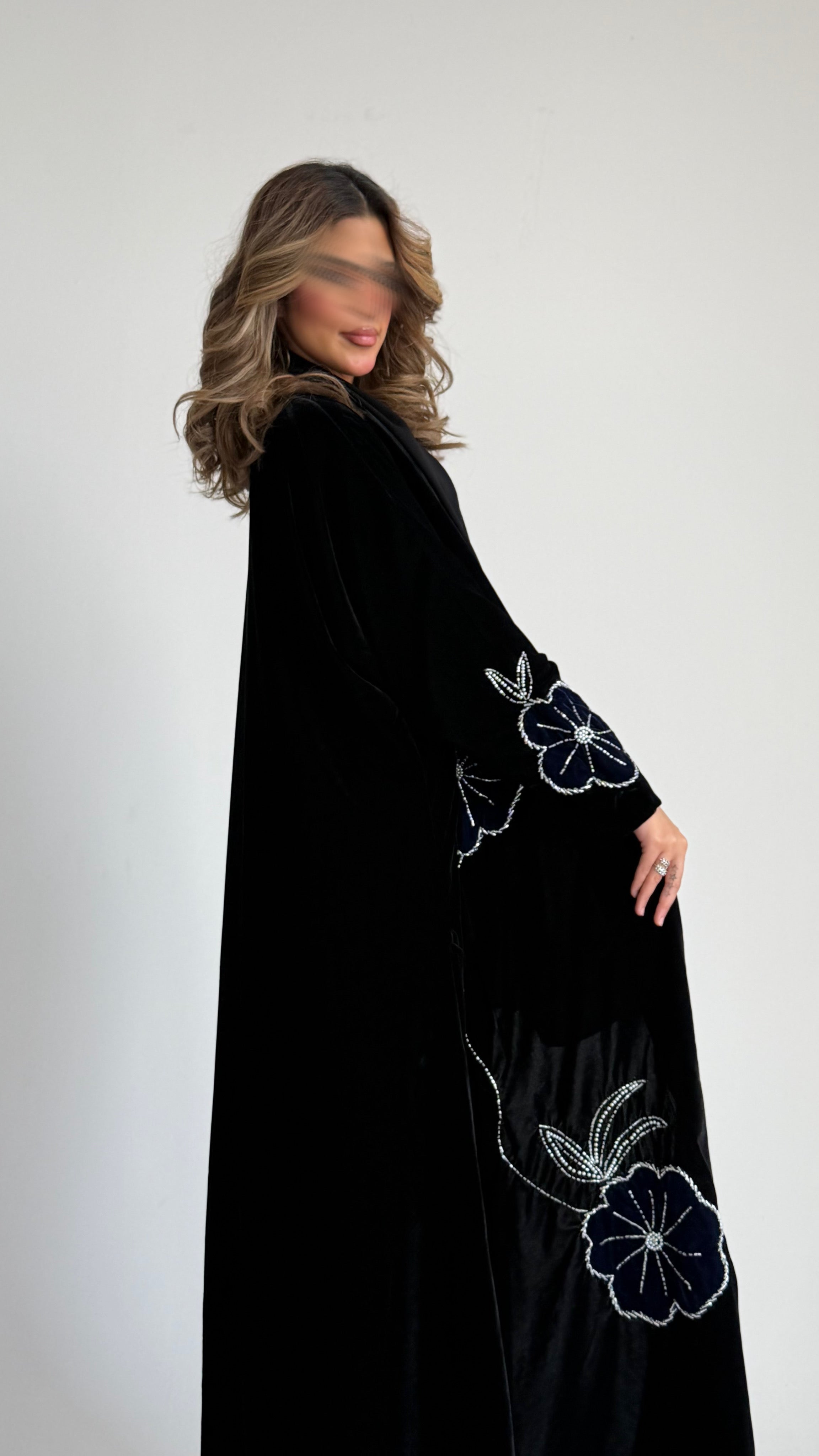 MWT542 - عباية مخمل مع تطريز وشك - Aya