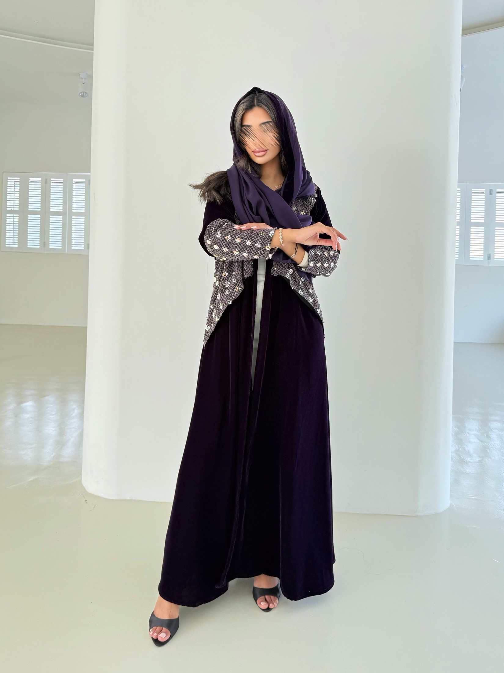 MWT956 -عباية مخمل مع اضافة مخمل ترتر بالاكمام والاجناب - Aya