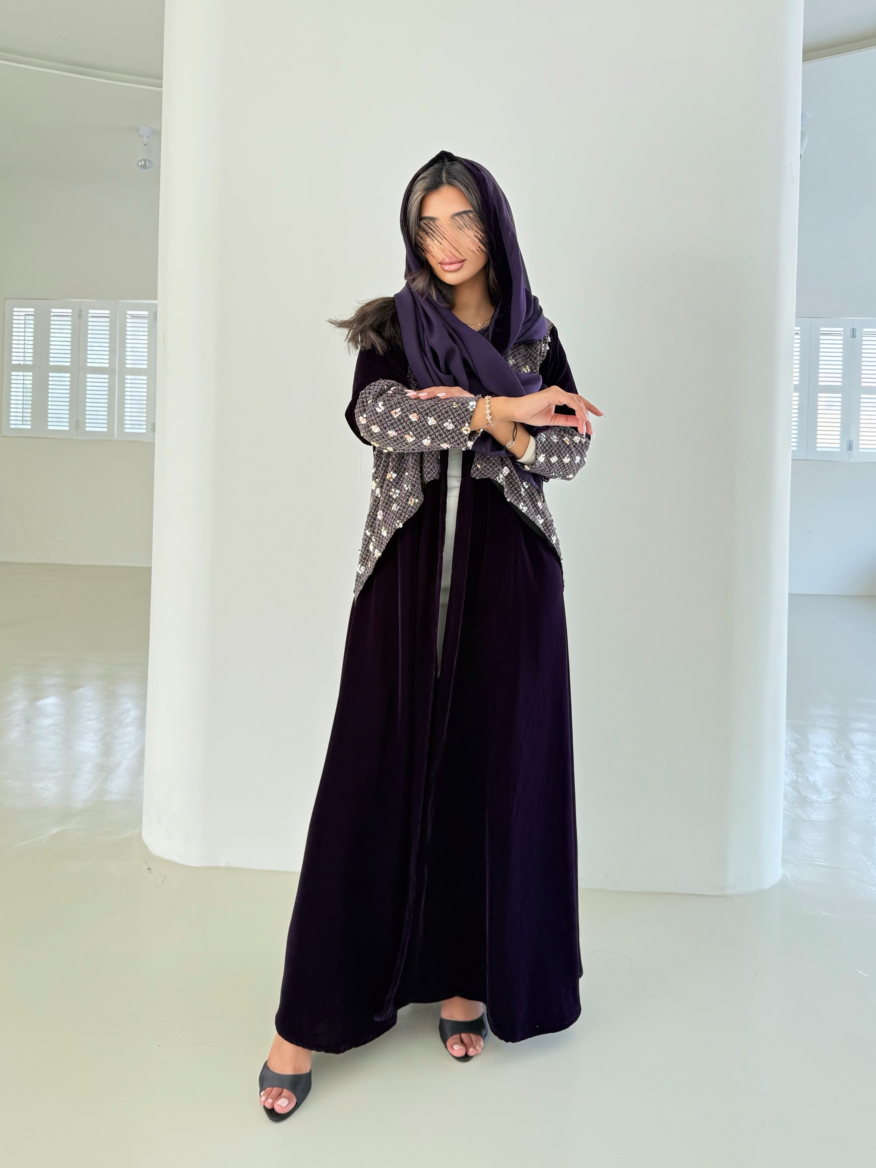 MWT956 -عباية مخمل مع اضافة مخمل ترتر بالاكمام والاجناب