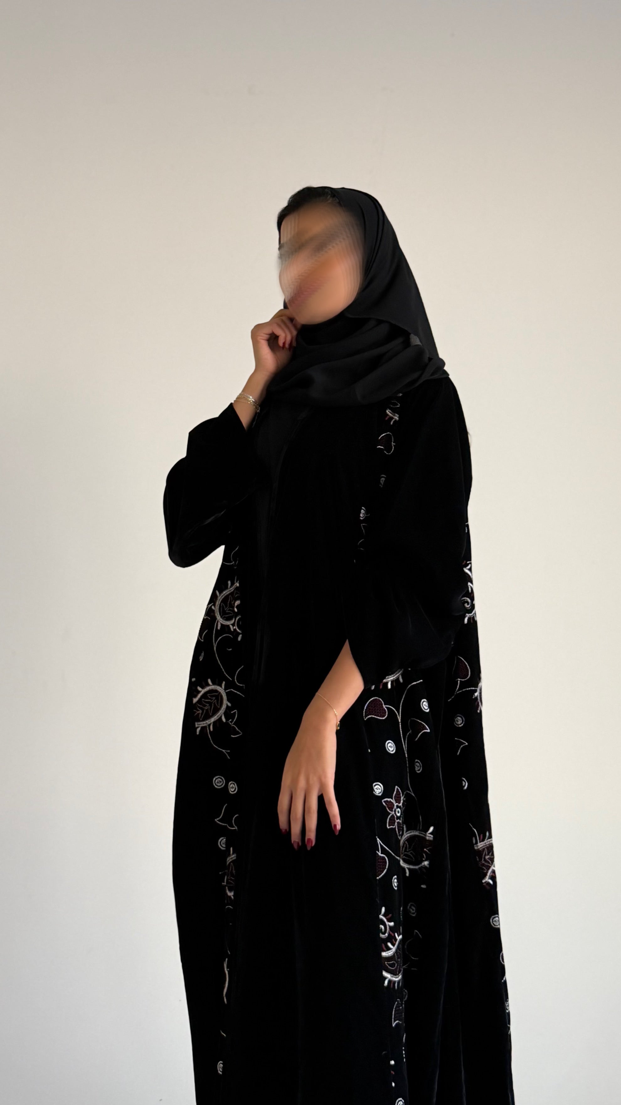 MW1802 - عباية مخمل مع اضافة تطريز كمبويتر على الجوانب - Aya