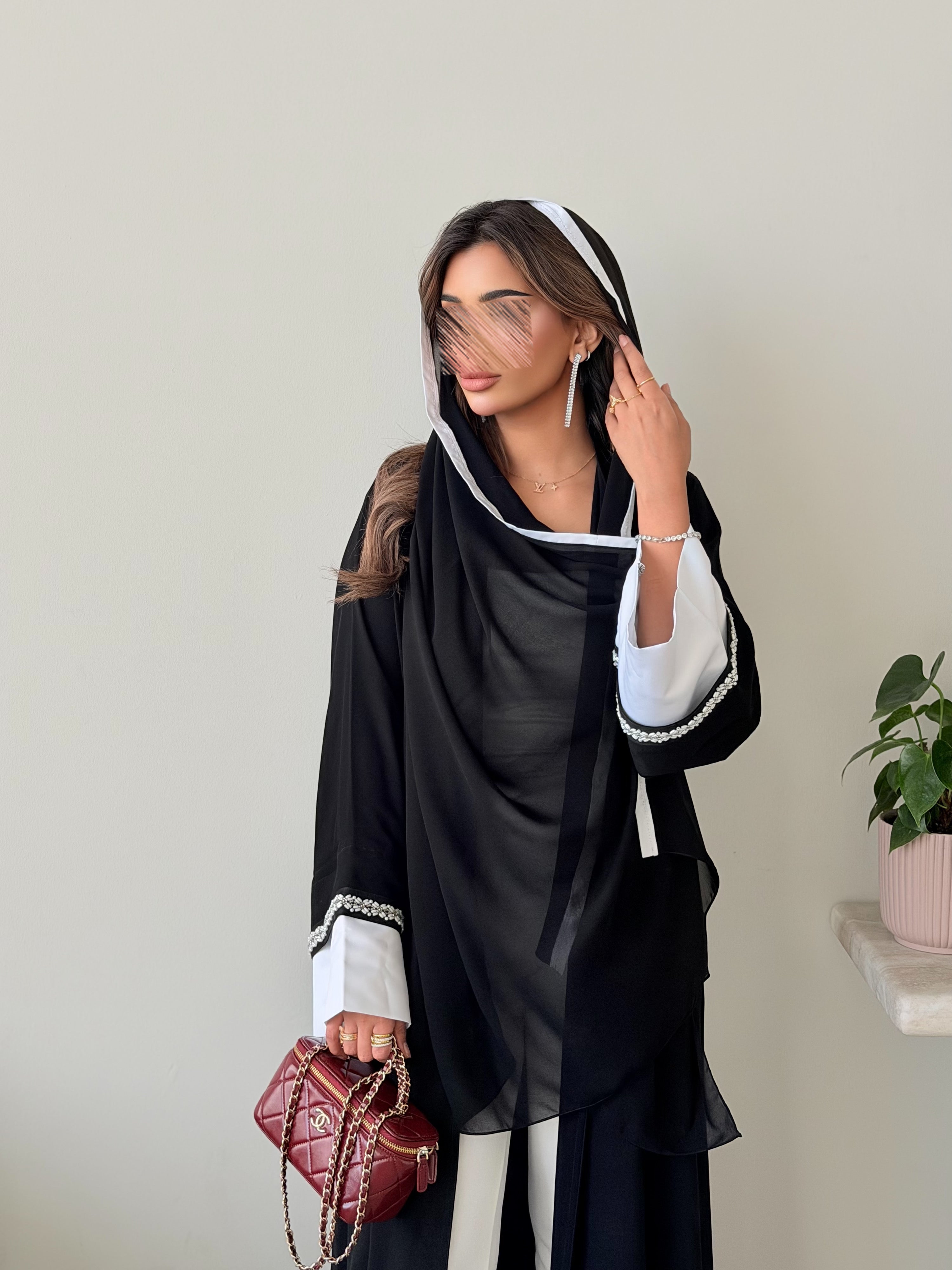 MWT5019 - قماش اسود كريب مع أكمام تفته ابيض و كلفة شك قصة نص كلوش - Aya