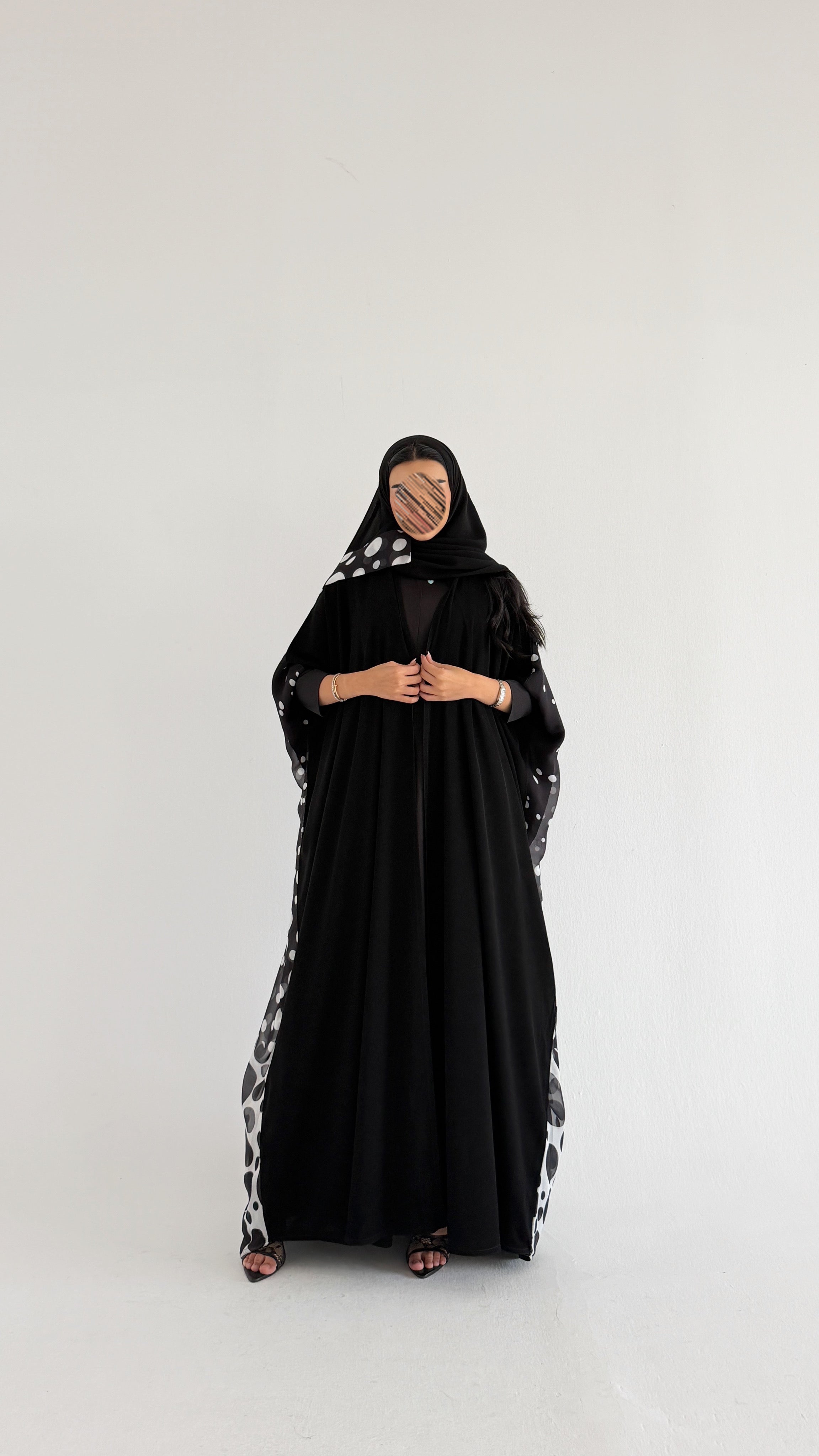 MWT5127 - عبايه كريب ملكي مع شيفون طباعه اسود من الأمام من الخلف منقط مع أكمام ستريتش - Aya