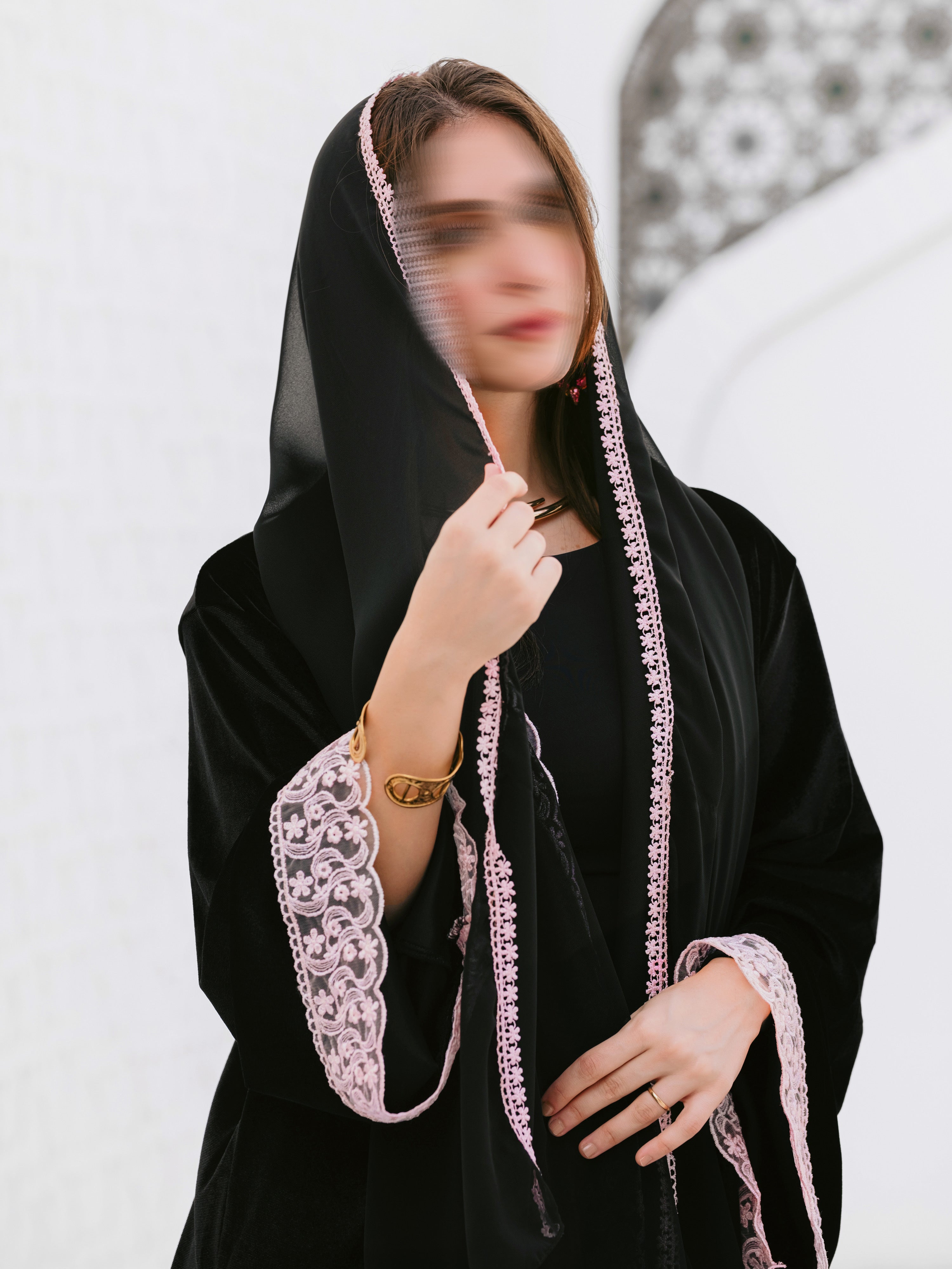 MW1812 - عباية مخمل بتدخيلة دانتيل