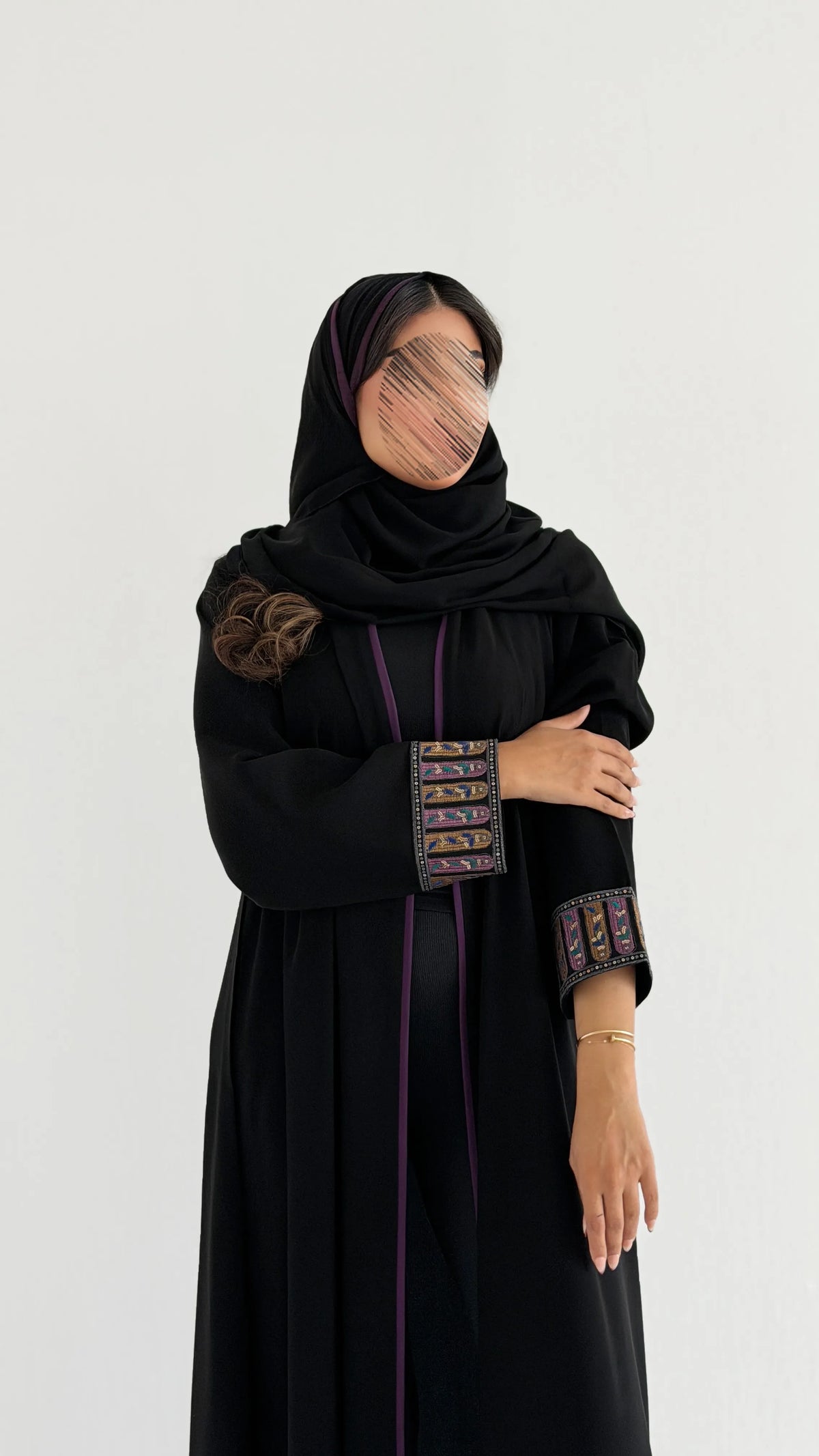 MWT2147 - عبايه سوداء بخطوط بالامام وتدخيله كلفة تطريز