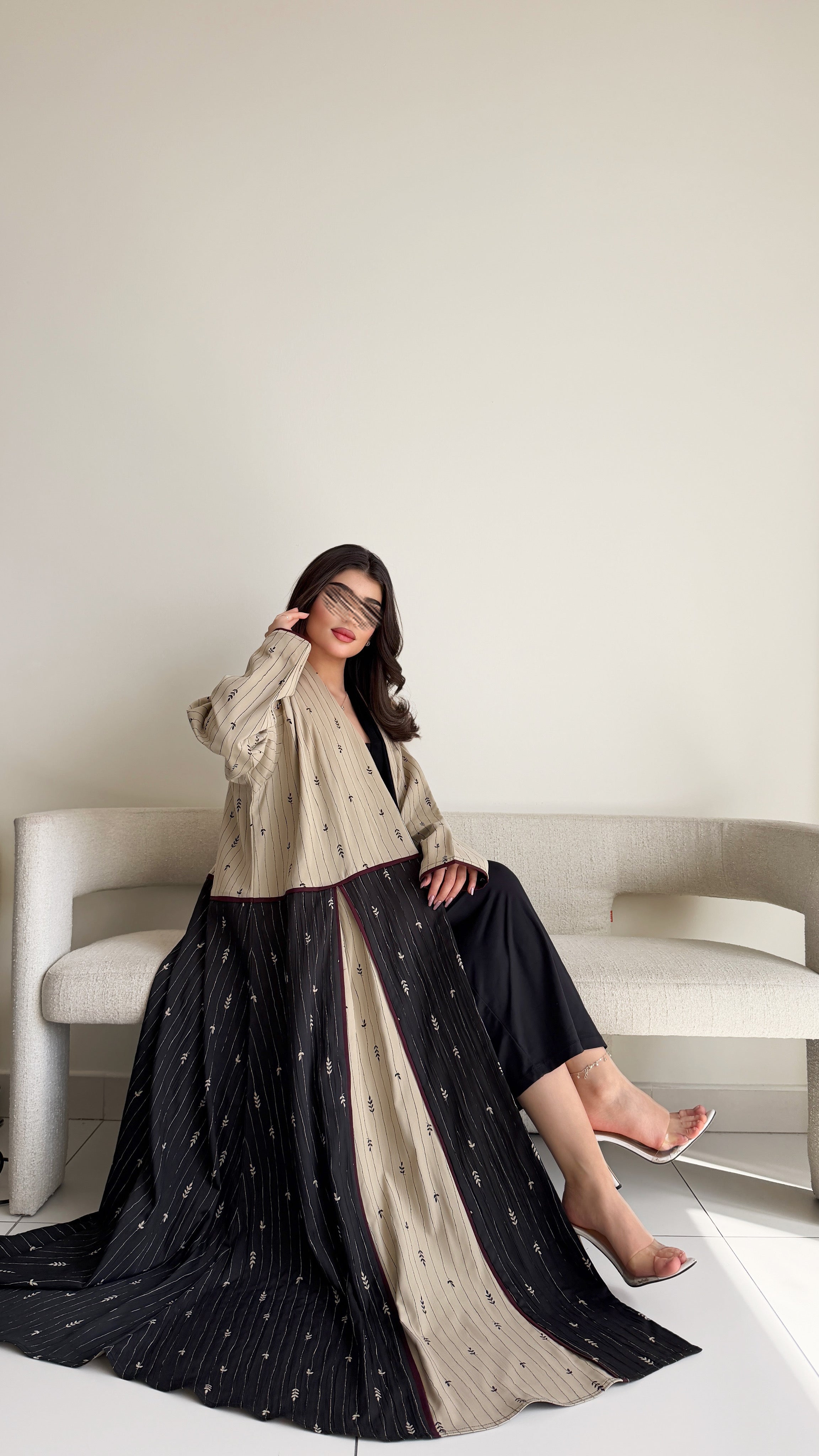 MW2093 - عباية كريب  أنيقة بقصّة نص كلوش عصرية. - Aya