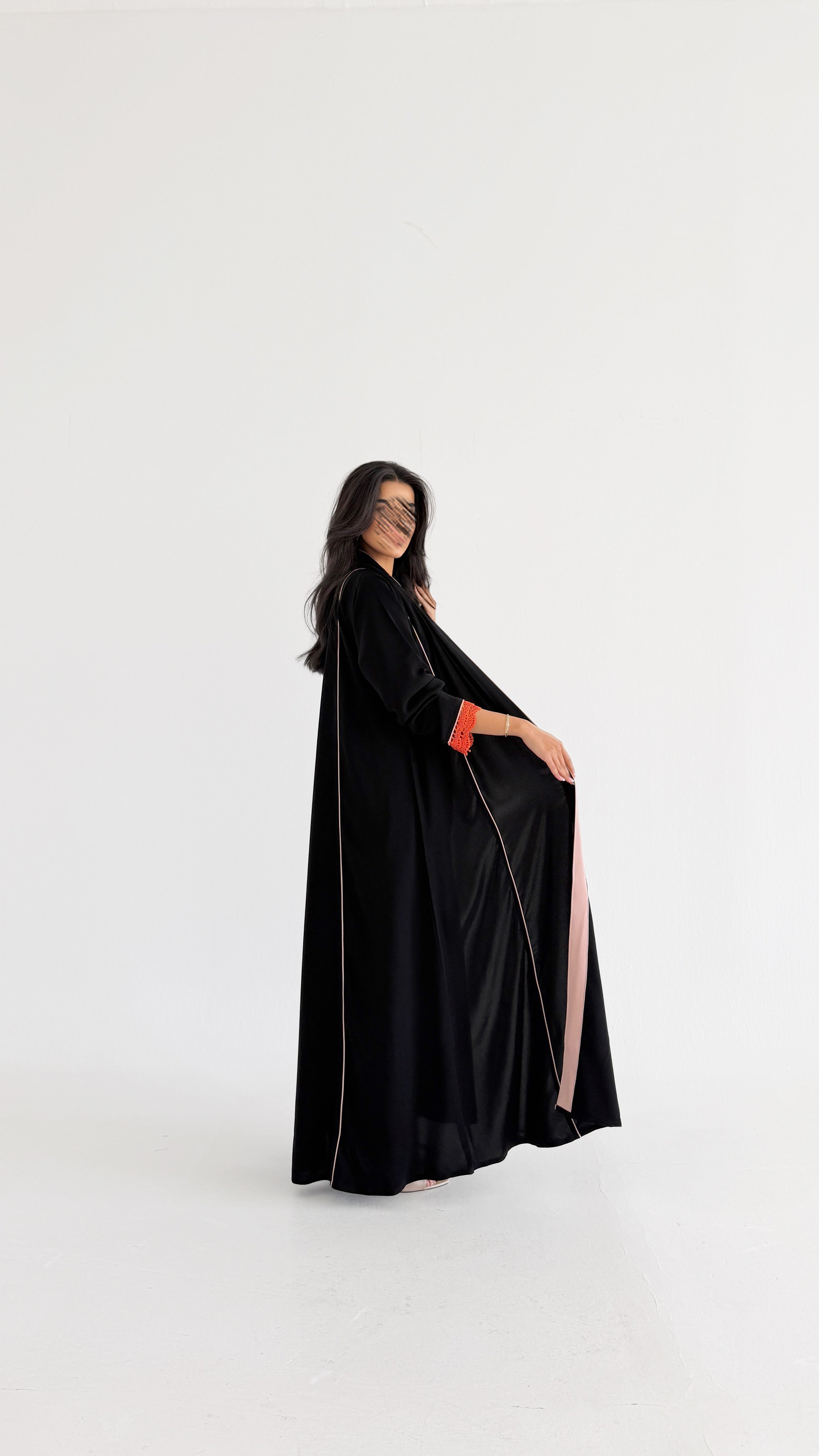 MWT1102 - عباية اسود بتدخيلة كلفه وقيطان وردي - Aya