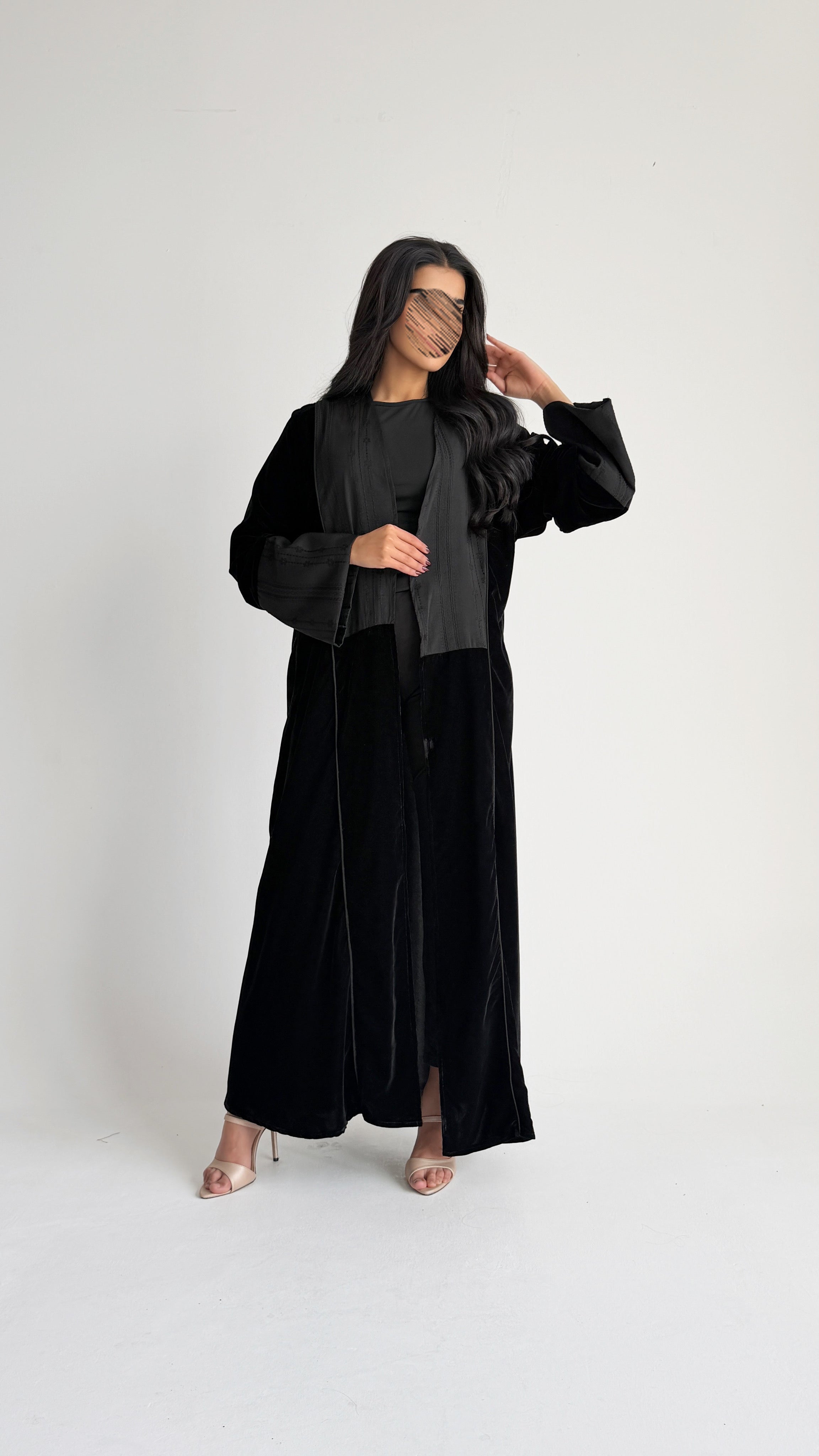 MW1845 - عباية مخمل مع اضافة تدخيلة الجاكار المطرز ليمنحك اطلالة راقية وعصرية - Aya