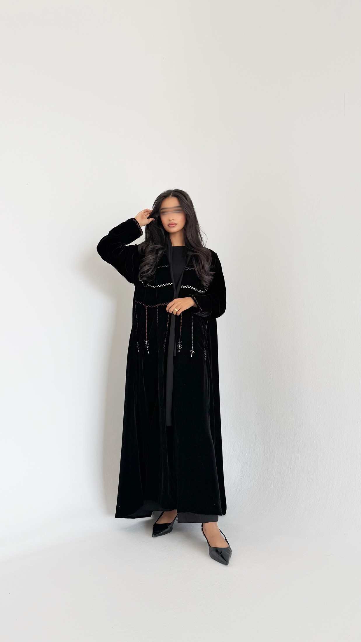 MWT728 - عباية مخمل بتطريز الوان - Aya