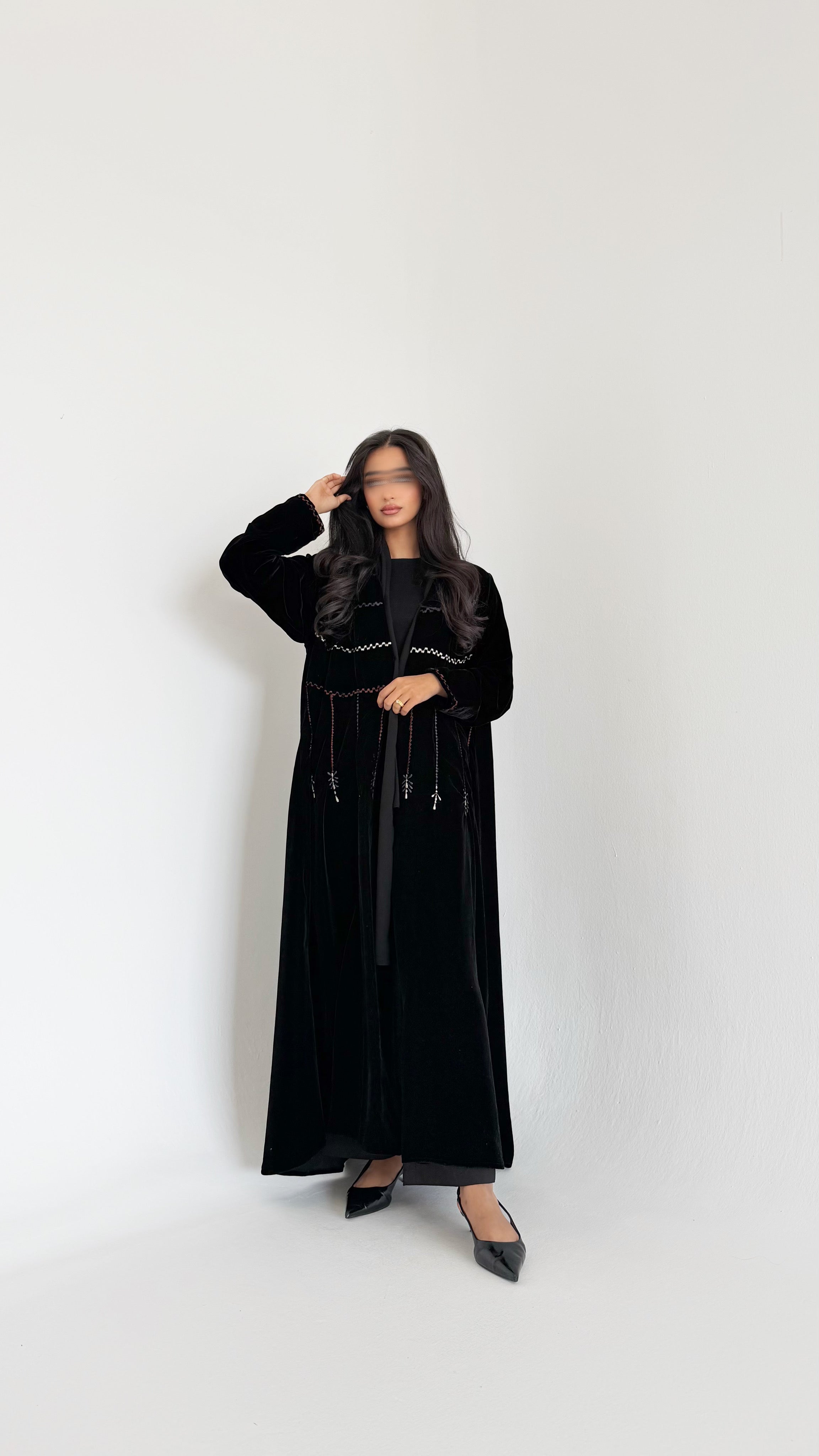 MWT728 - عباية مخمل بتطريز الوان