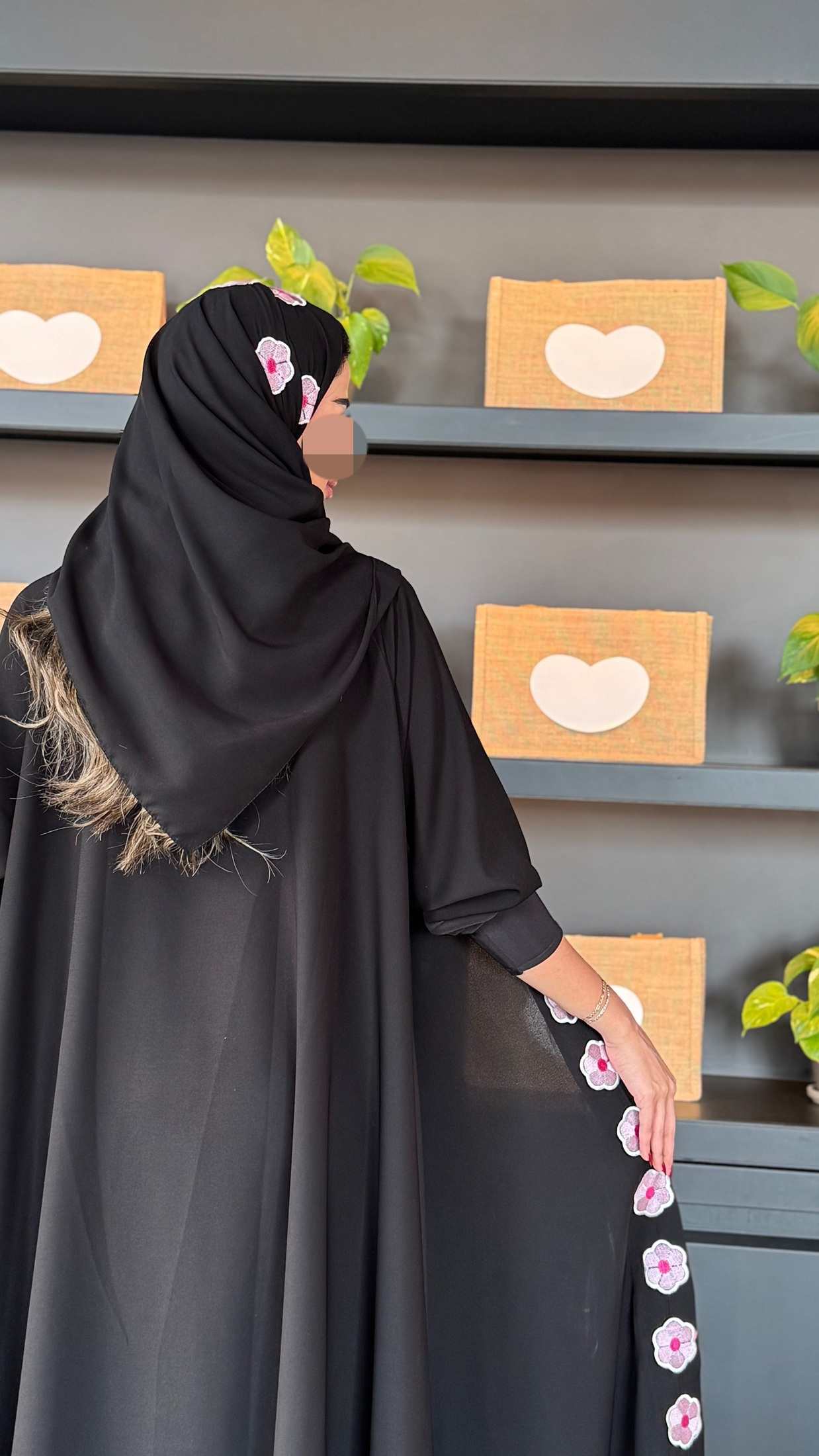 MW1536 - عباية سوداء بورود | Flowery Black - Aya