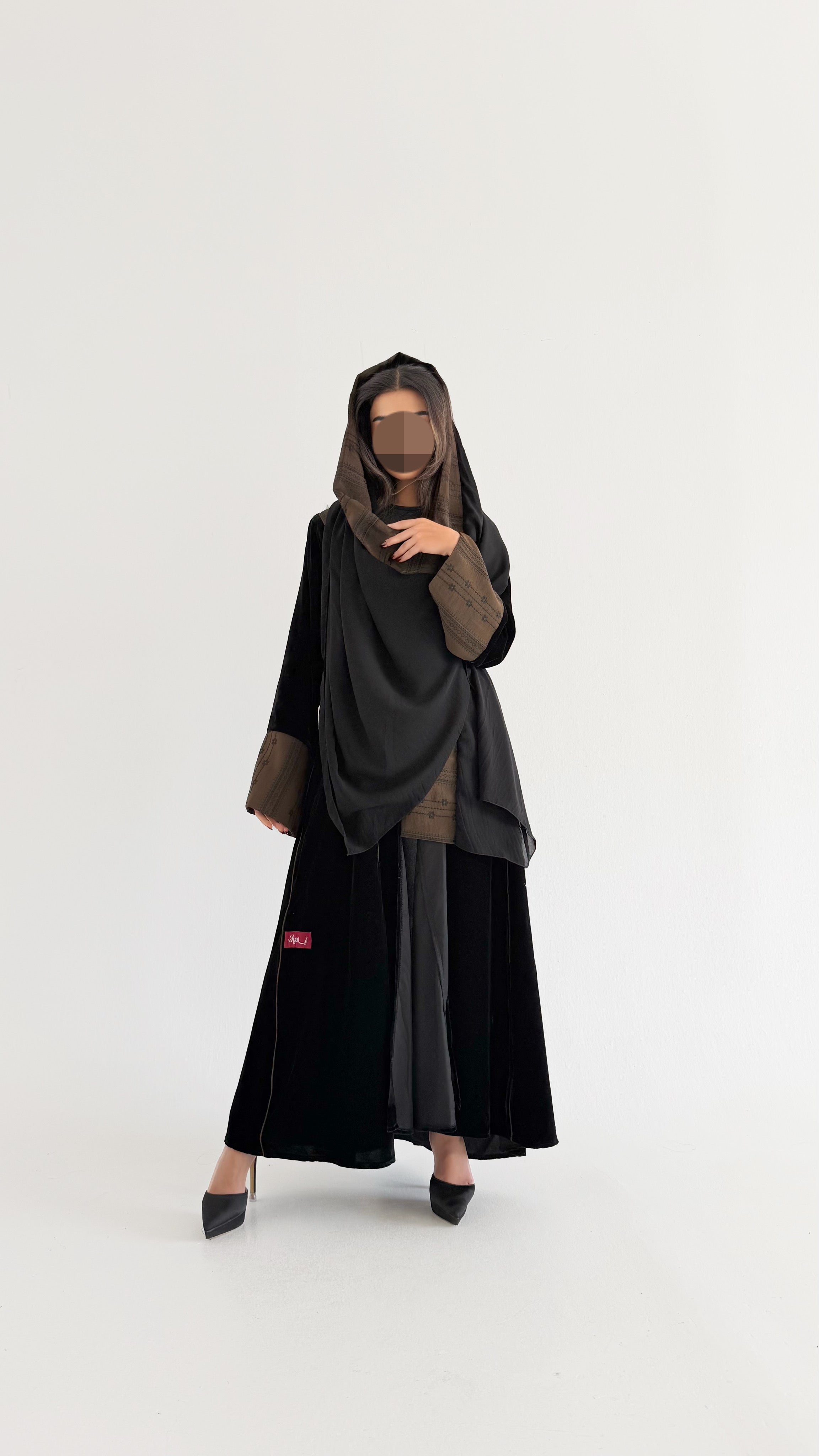 MW1841 - عباية مخمل مع اضافة تدخيلة الجاكار المطرز ليمنحك اطلالة راقية وعصرية - Aya