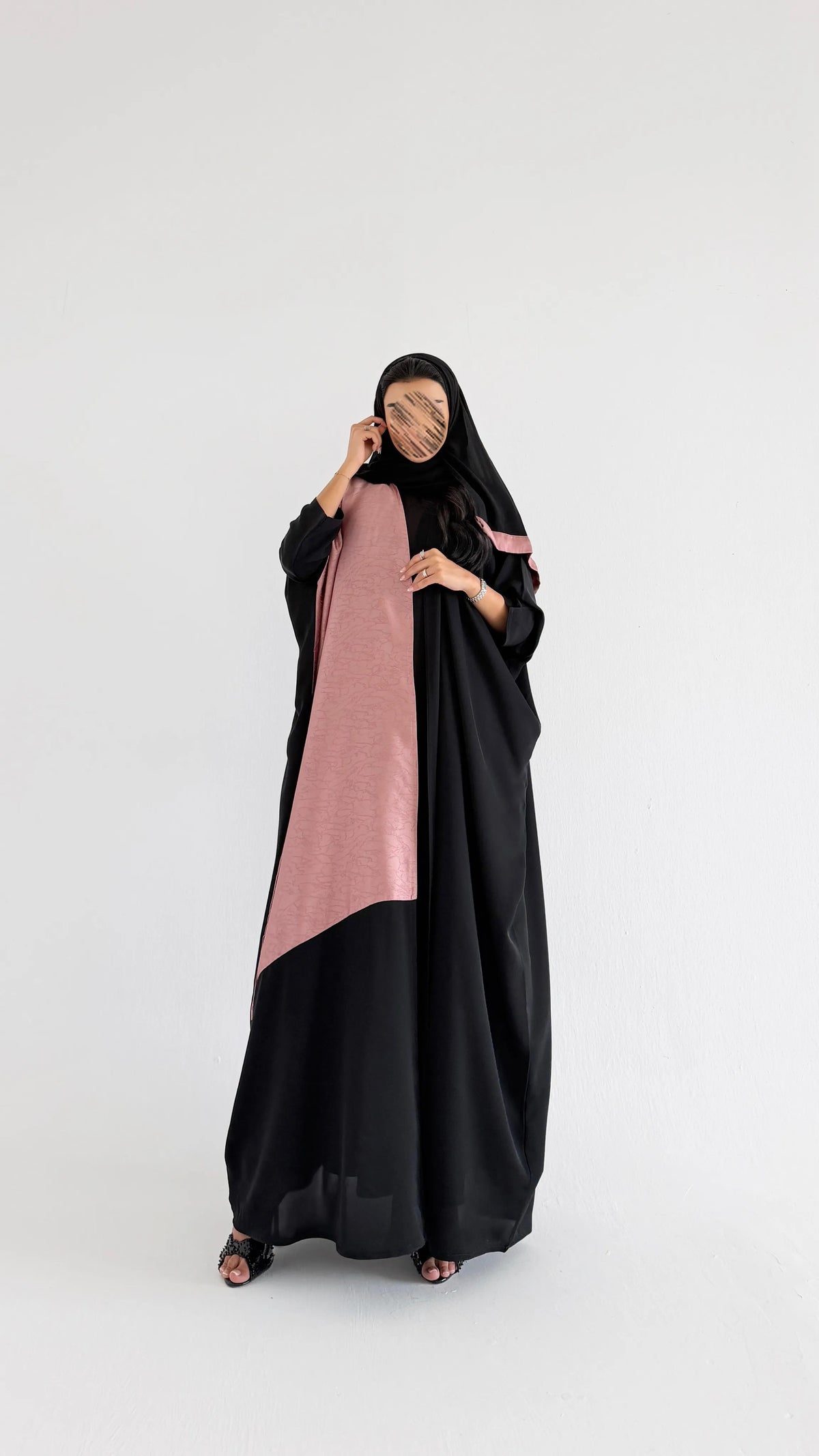MWT2161 - عباية بقماش كريب مع تدخيله جاكار حرير - Aya