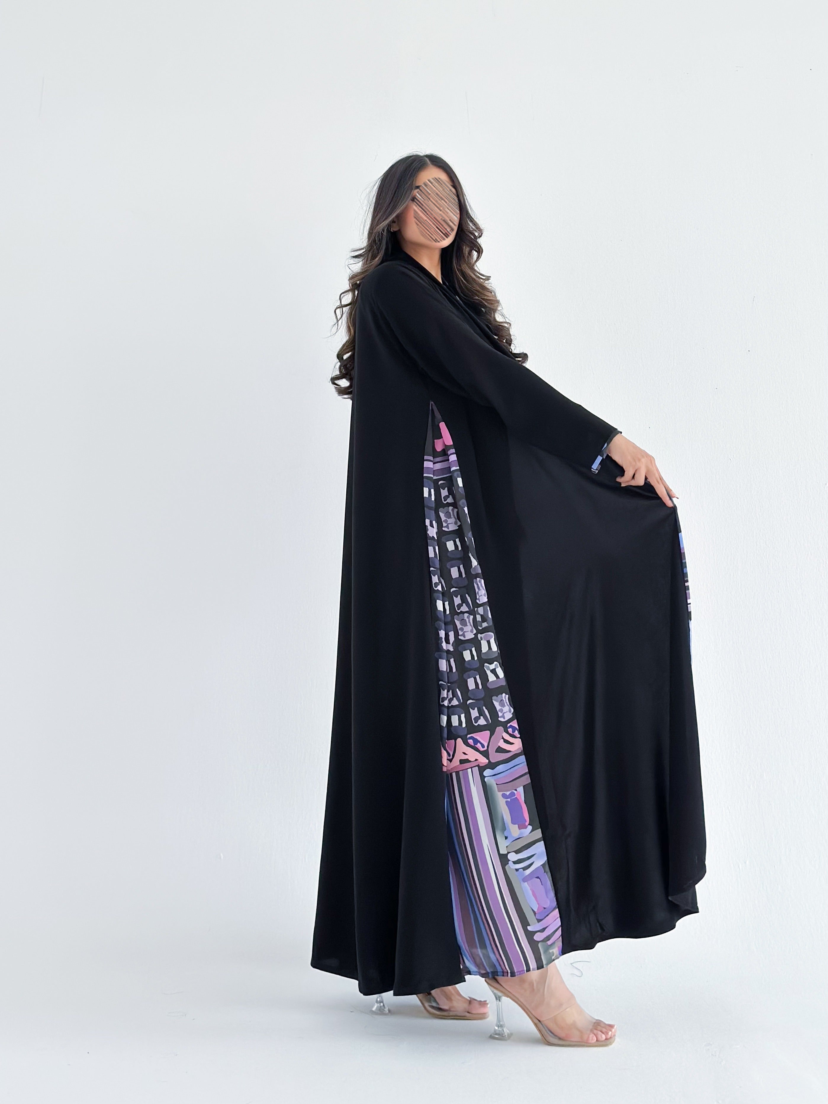 MWT1257 - عباية اسود بتدخيله طباعة اللوان