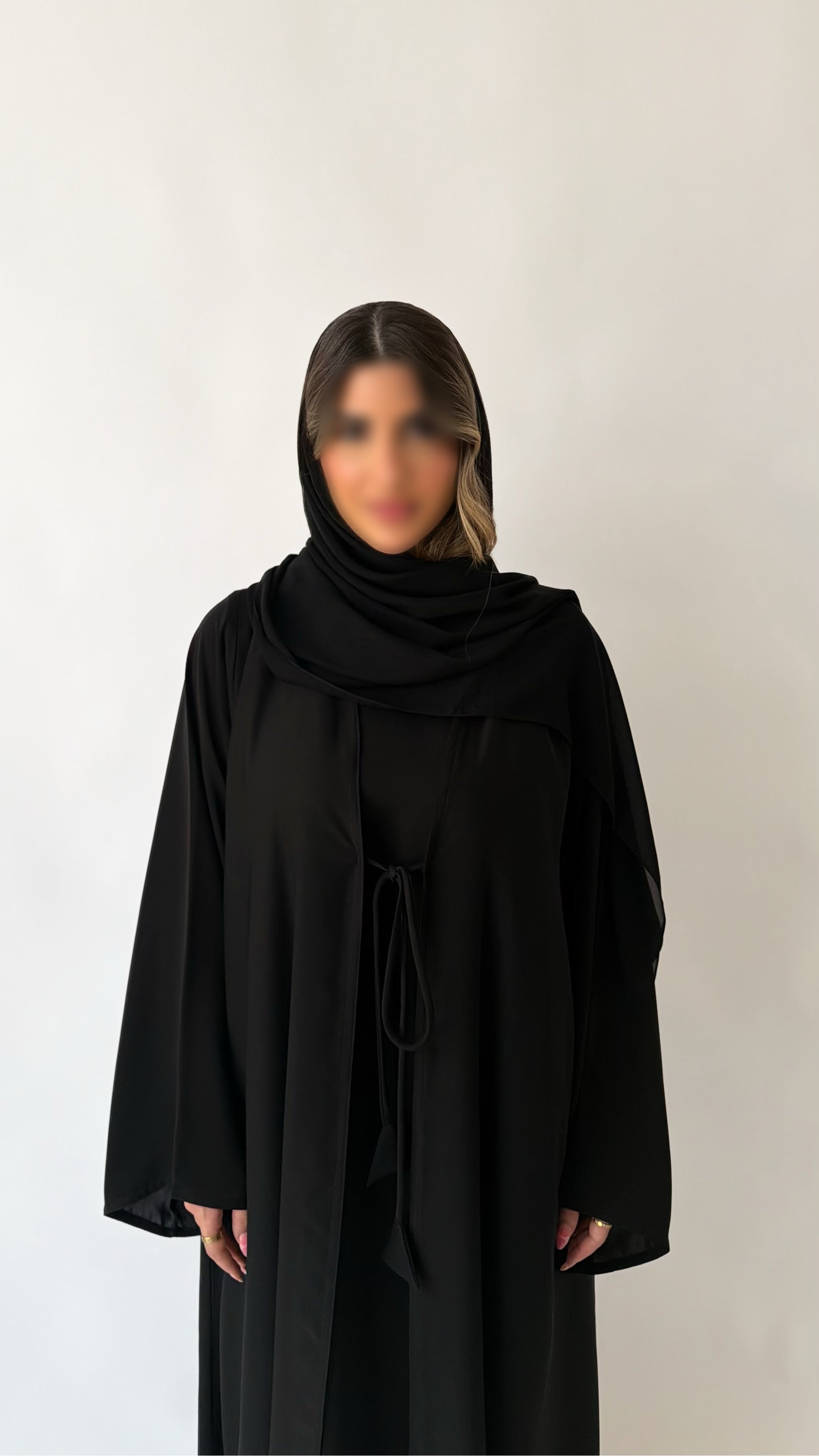 MW2195 - عباية بيسك أنيقة بقصة عملية وخامة مريحة تناسب إطلالتك اليومية