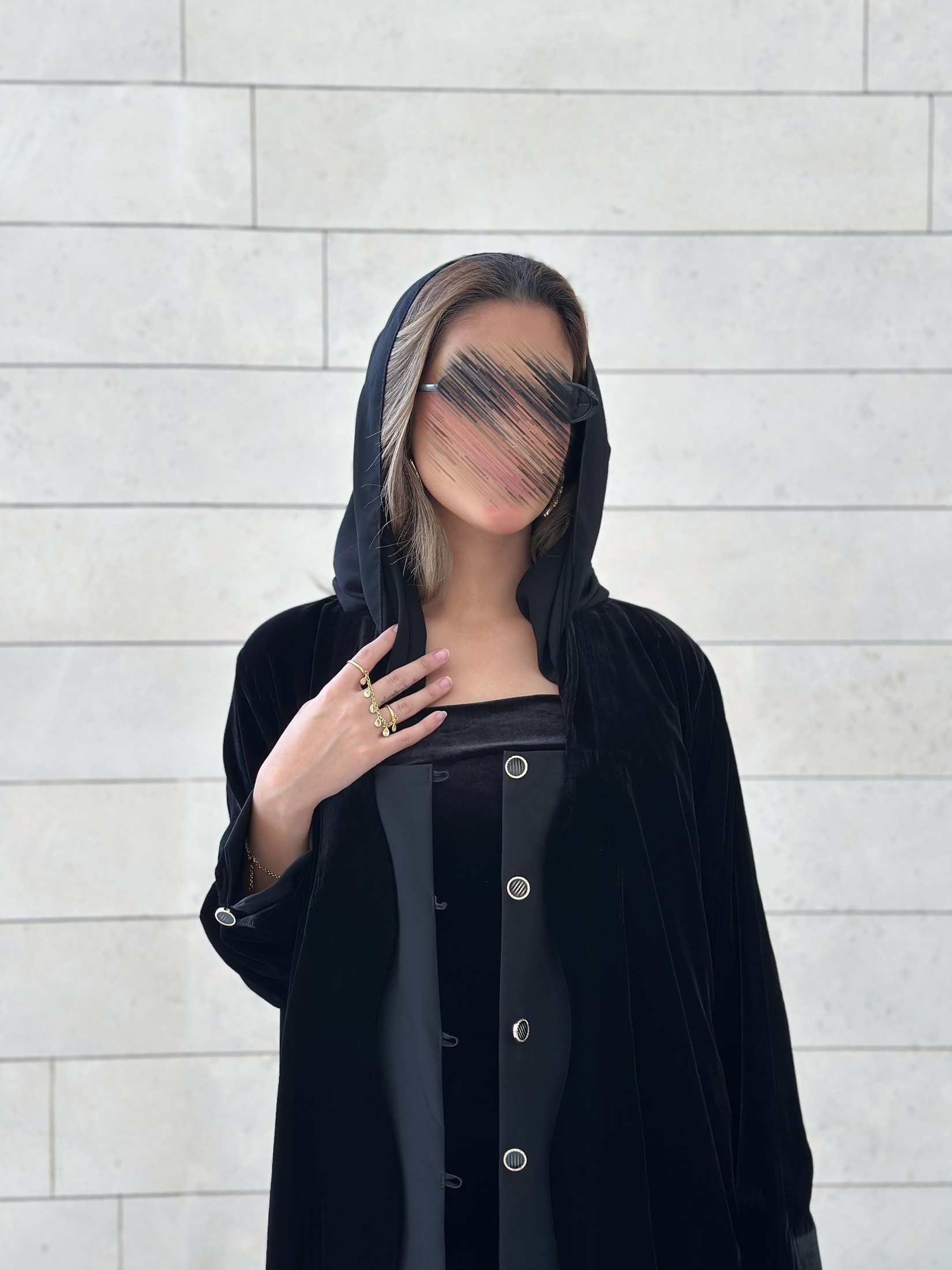 MWT537 - عباية مخمل مع تفته بأزارير ذهبية - Aya