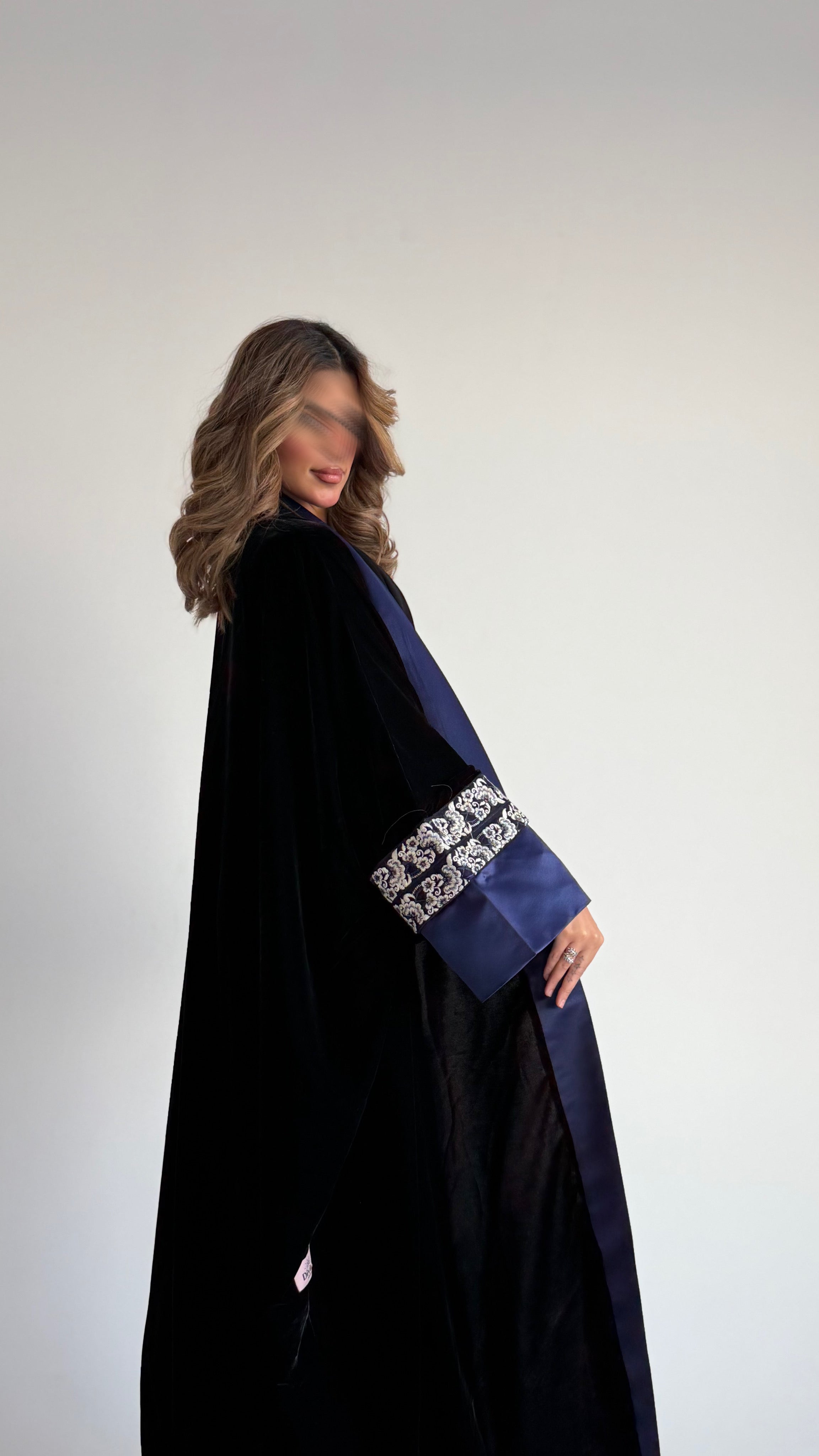 MWT671 - عباية كحلي مع تدخيلة ساتان