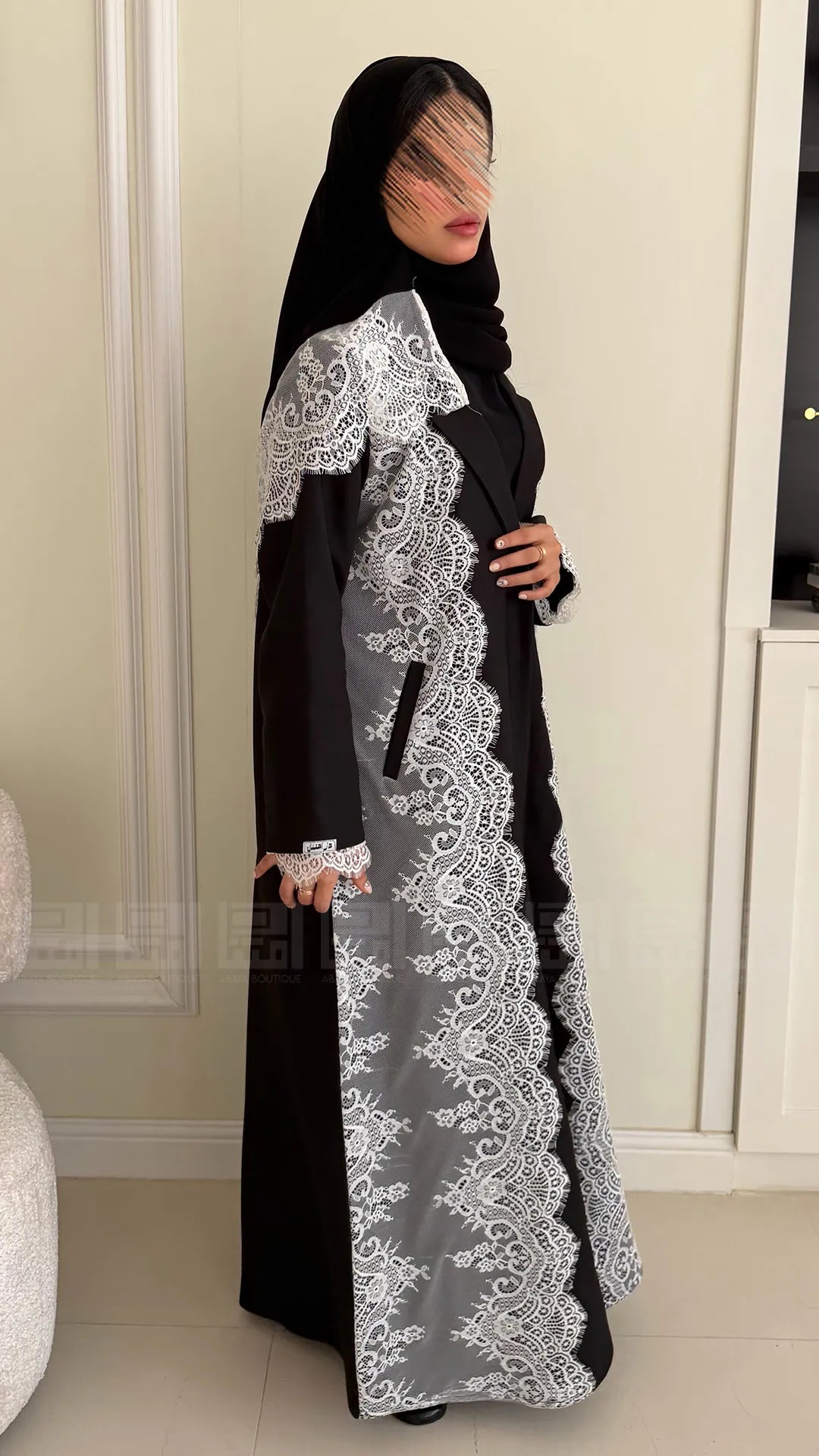 MWT4390 - عباية باربي كريب بدانتيل أبيض وجيب مخفي - Aya