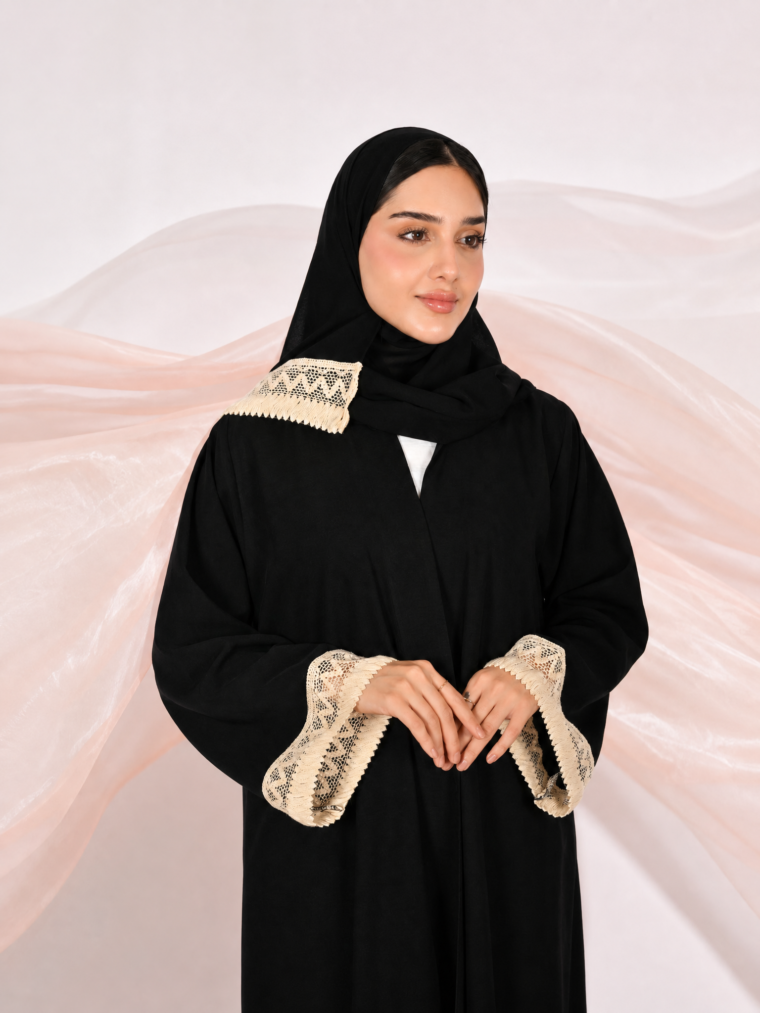 MWT4374 - عباية لف سوداء بتصميم عملي بتفاصيل كروشيه على الاكمام