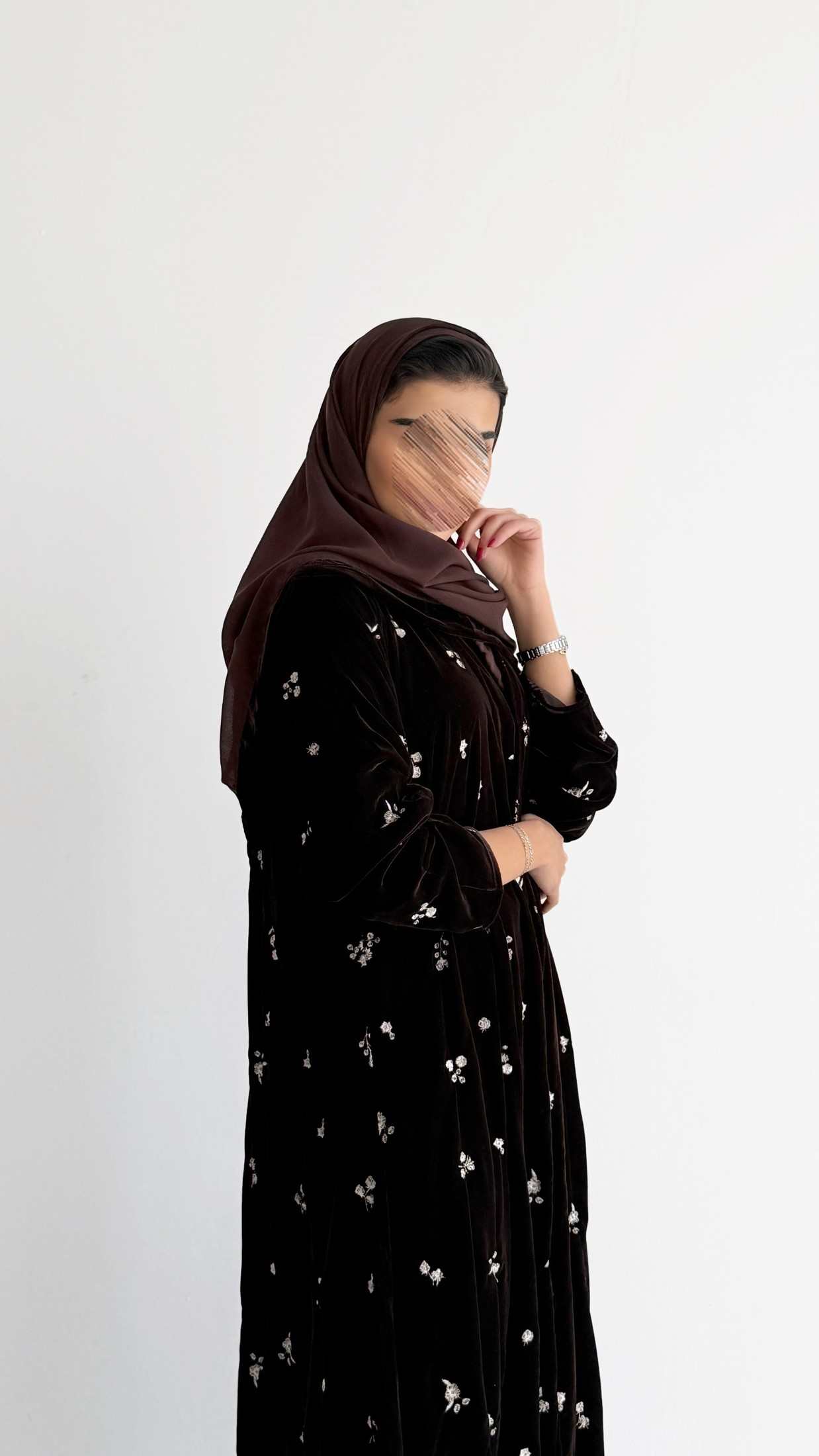 MWT869 - عبايه مخمل تطريز وردات - Aya