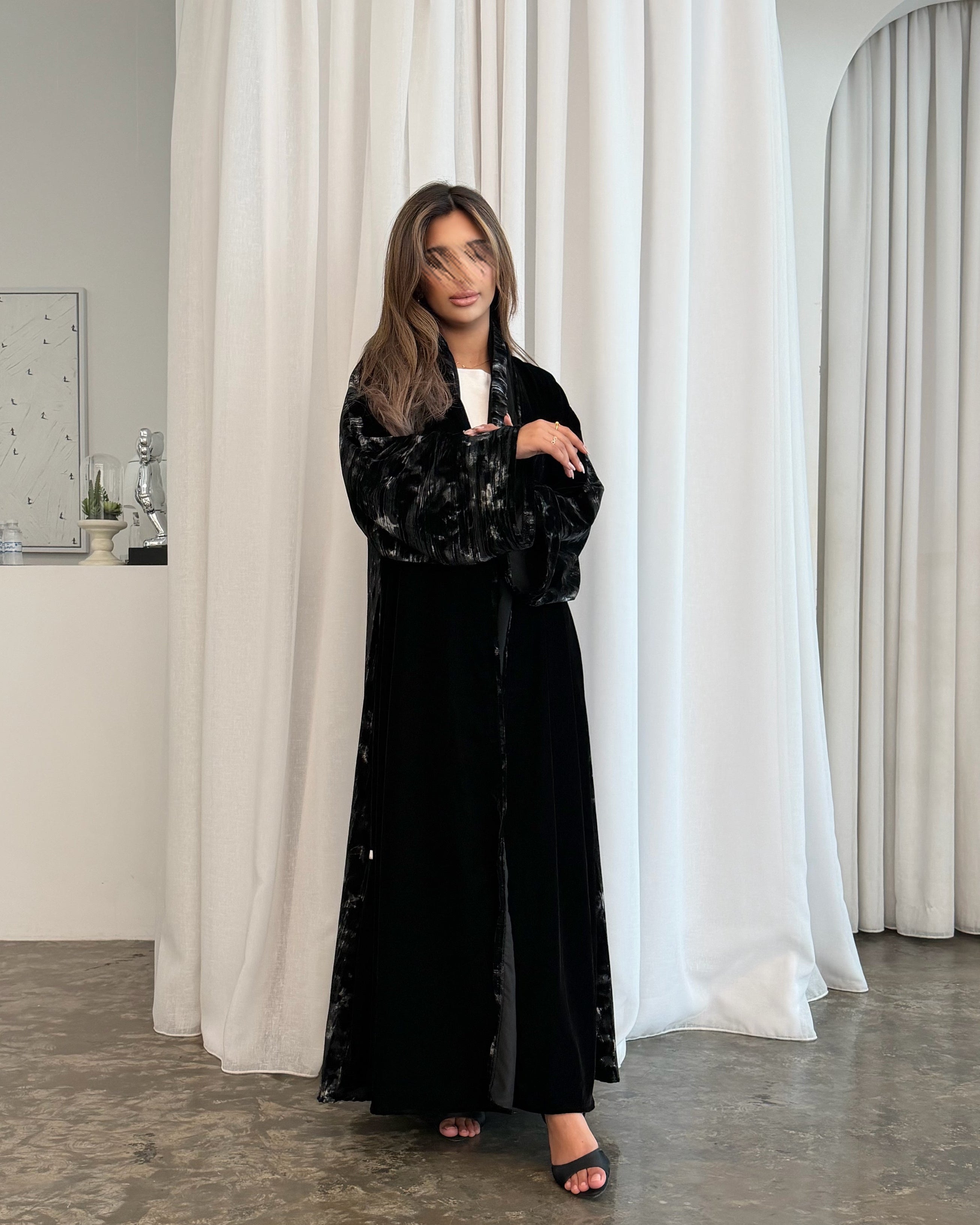 MWT998 - عبايةمخمل اسود سادة مع طباعة كلوش - Aya