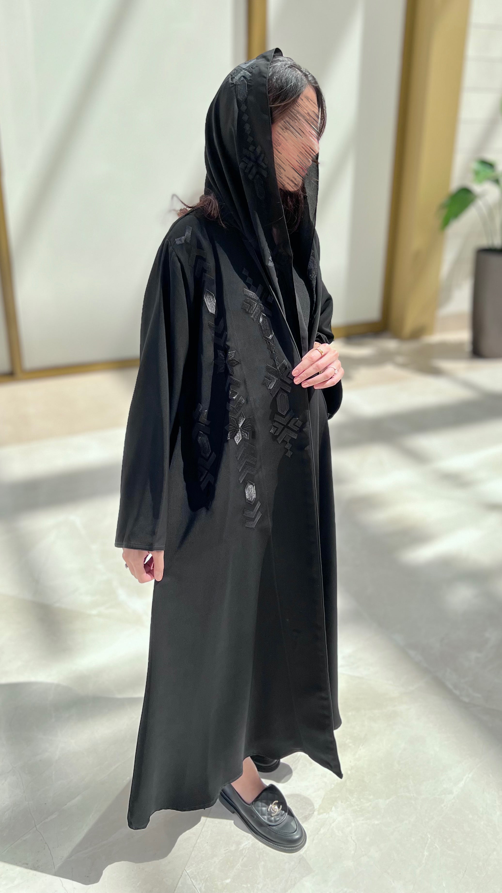 MW1710 - عباية سوداء بتطريز من الامام باللون اسود - Aya