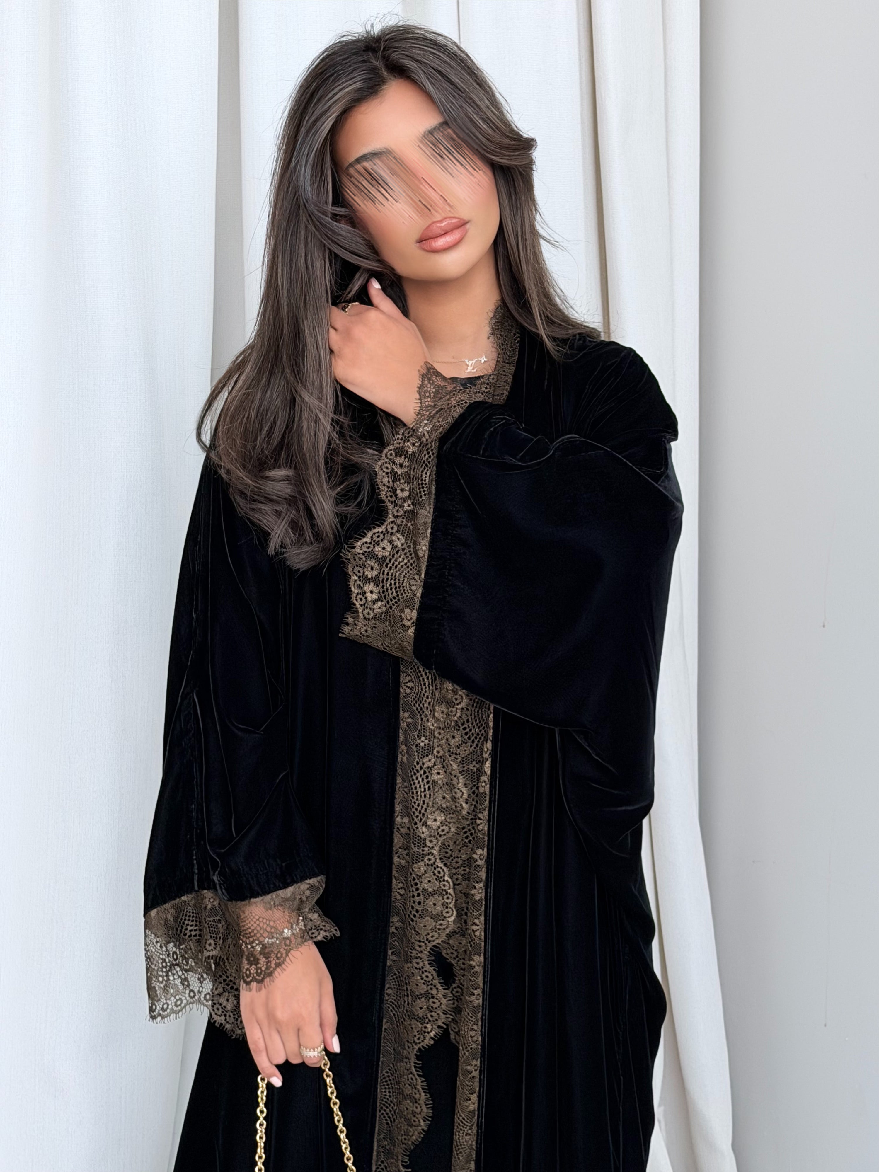 MWT981 - عباية مخمل مع تدخيلة دانتيل زيتي