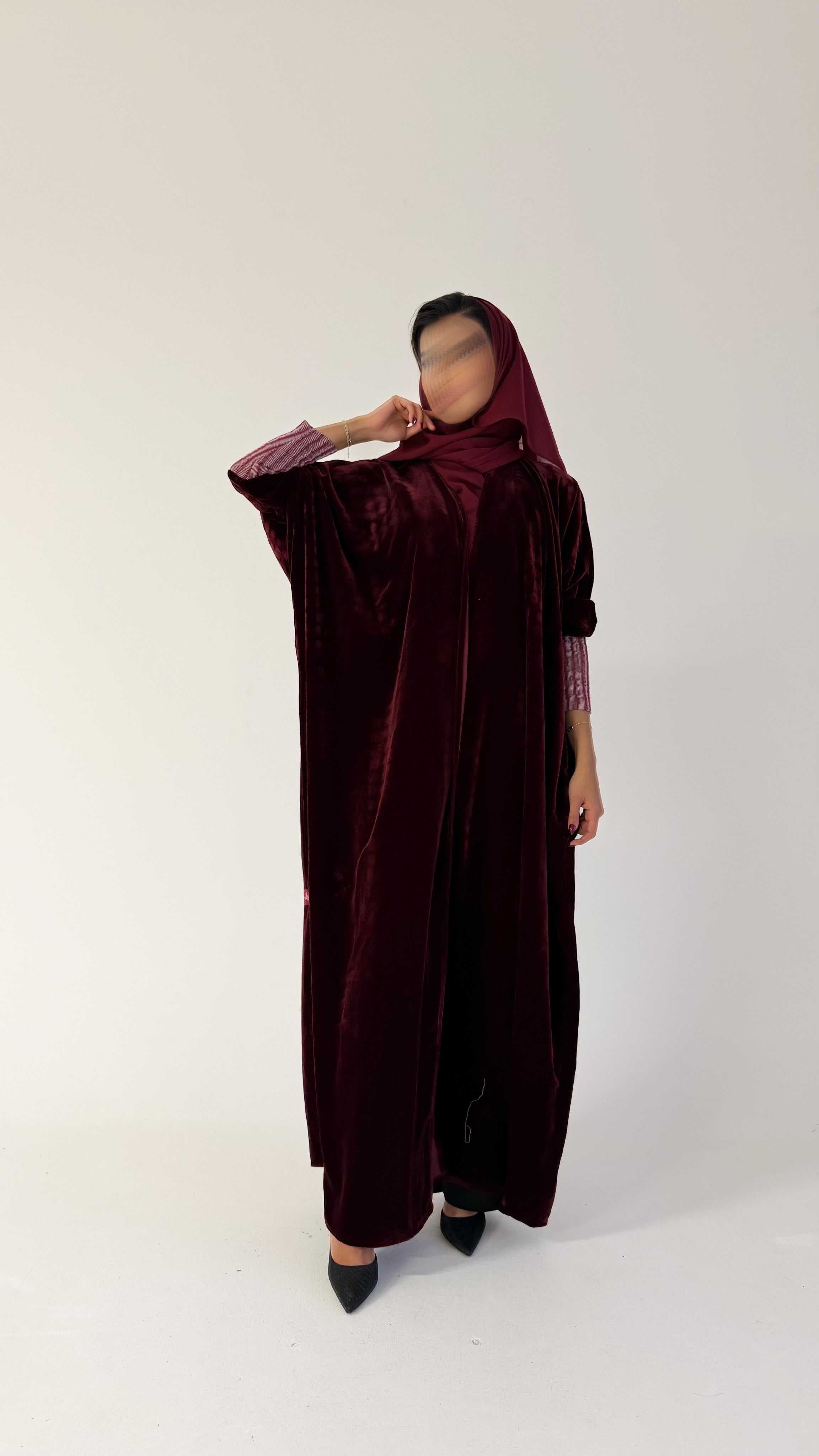 MWT525 - عباية عنابية مخمل بأكمام استرتش - Aya