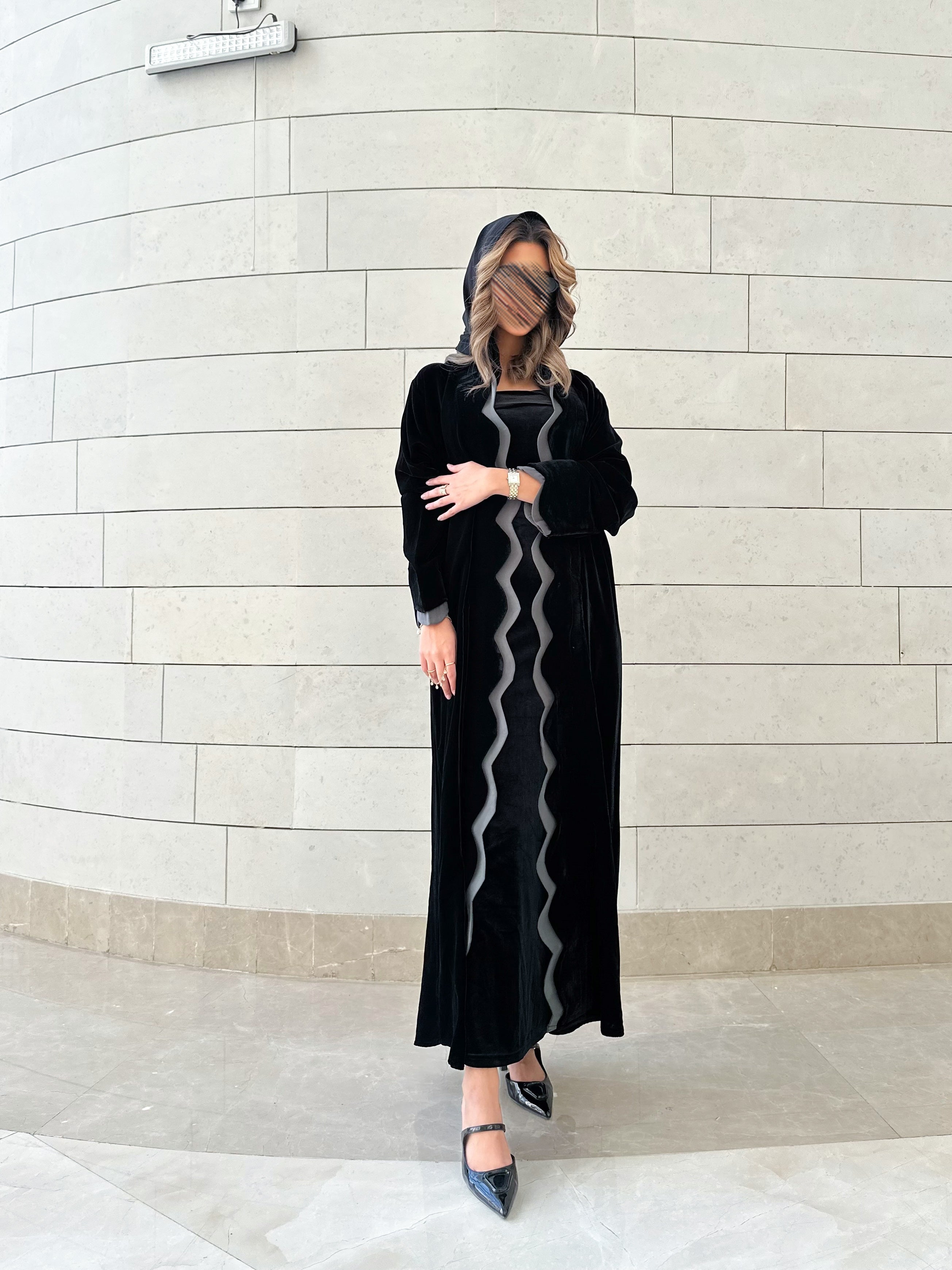 MWT539 - عباية مخمل أسود مع زيتي فاتح