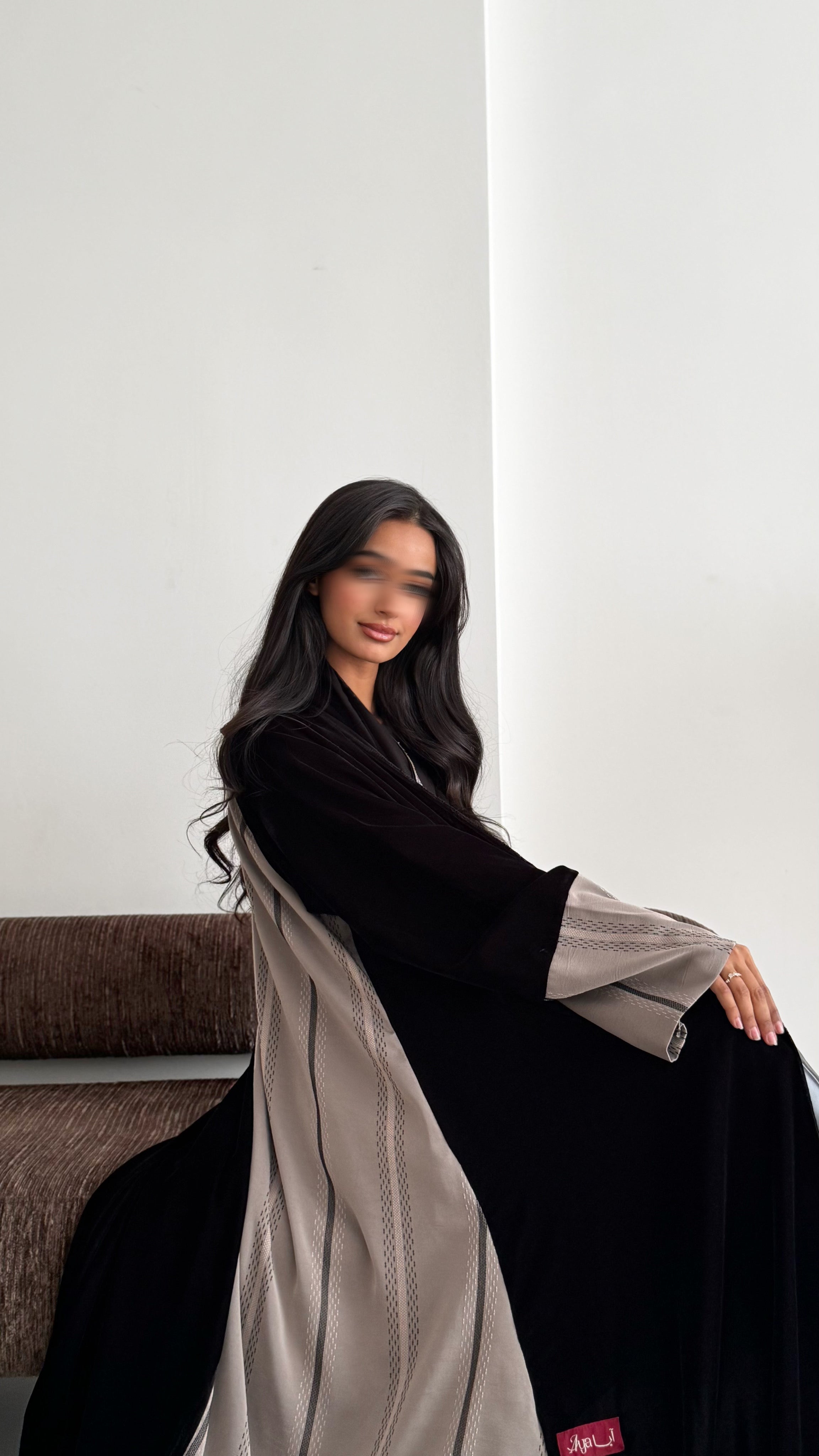 MW1843 - عباية مخمل مع اضافة تدخيلة الجاكار المطرز ليمنحك اطلالة راقية وعصرية - Aya