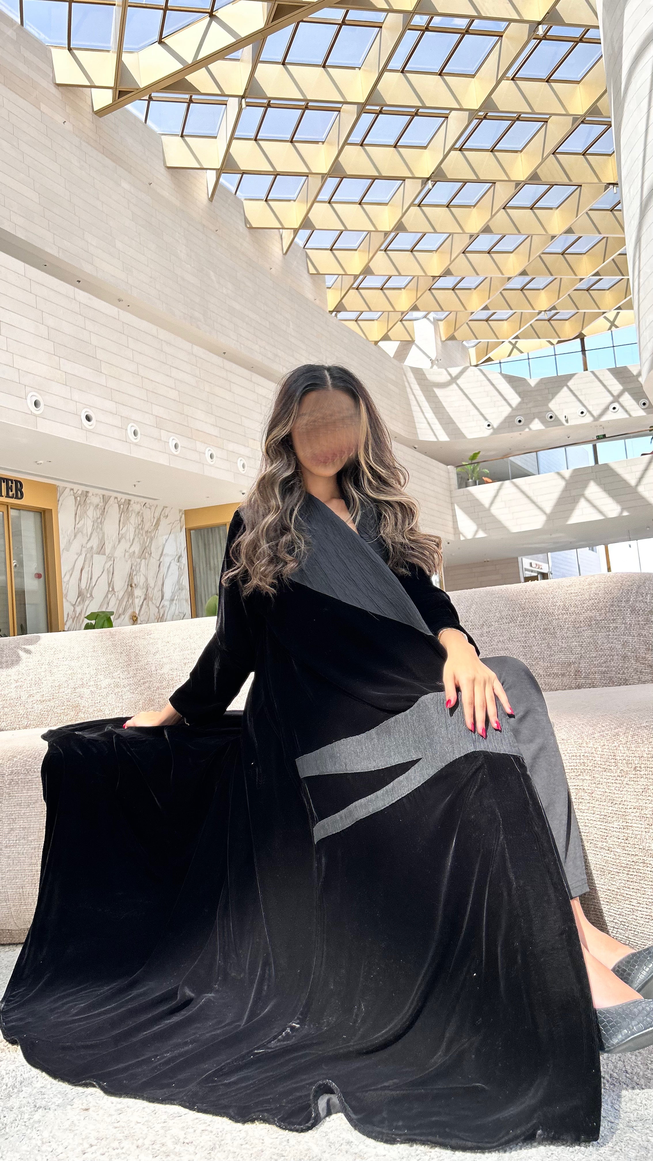 MWT644 - عباية مخمل مع تدخيلة جاكار - Aya