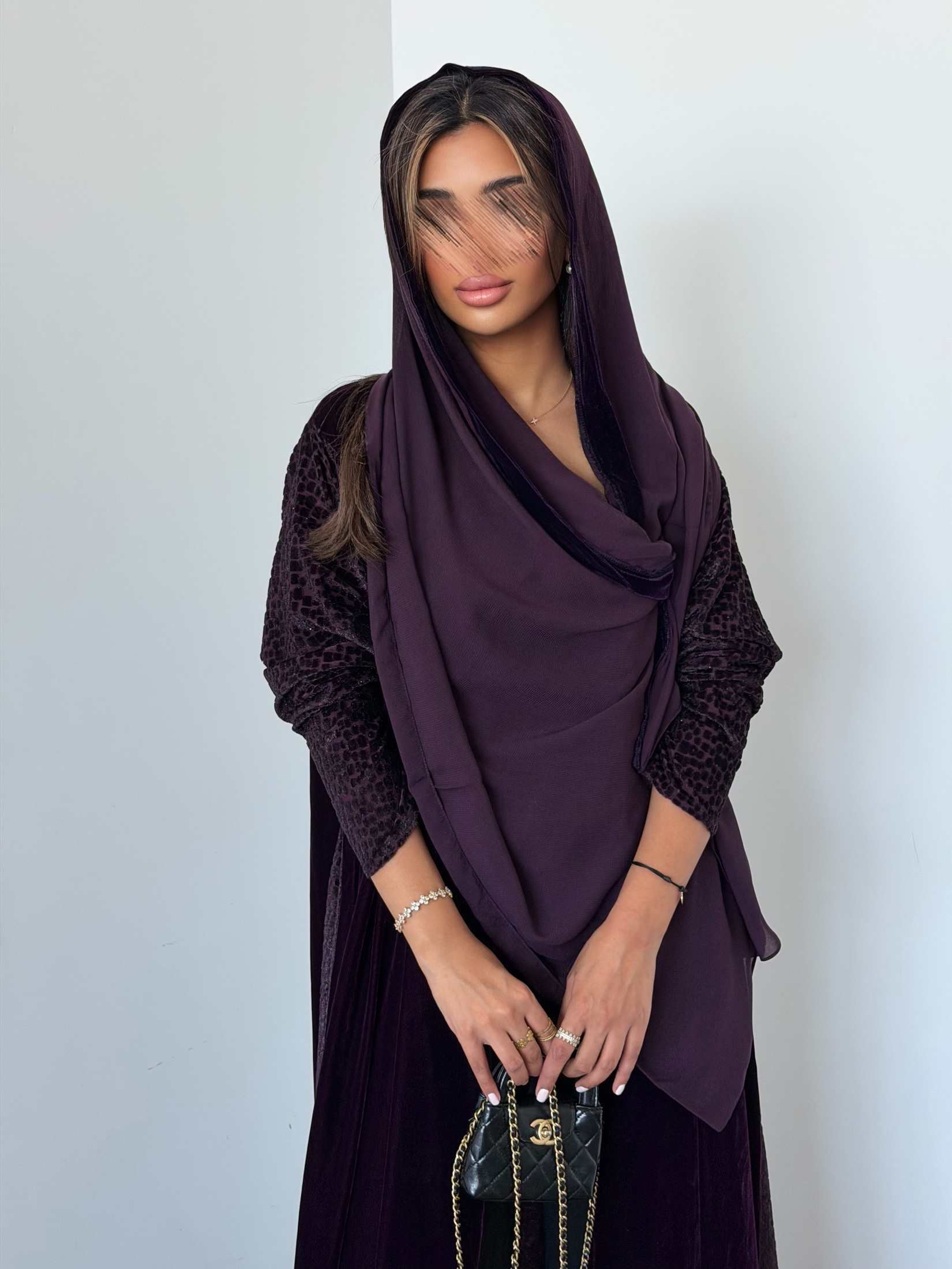 MWT953 - عباية مخمل مع تدخيلة لمعه بالاكمام والجوانب - Aya