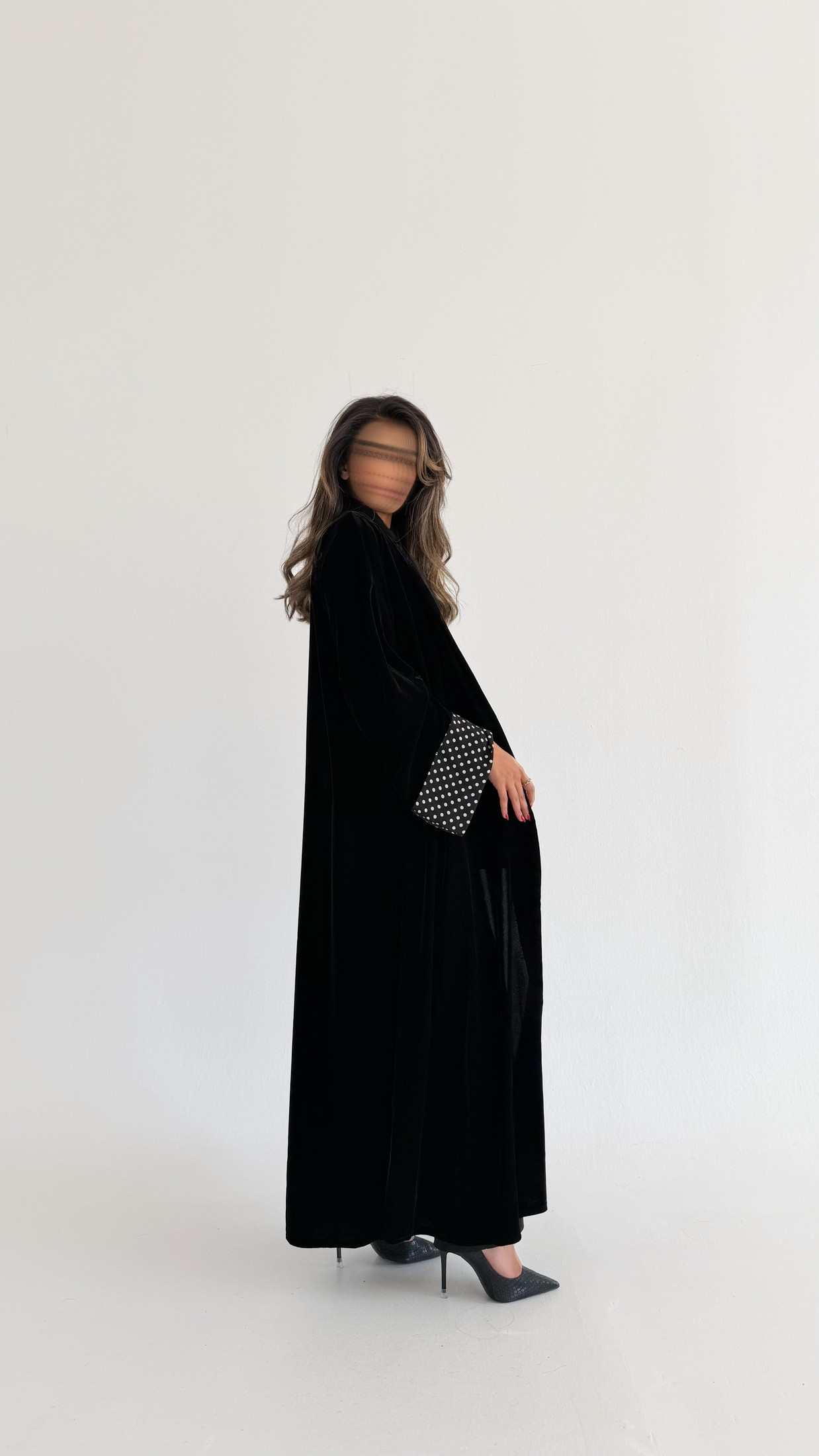 MWT571 - عباية مخمل أسود بأكمام منقطة - Aya