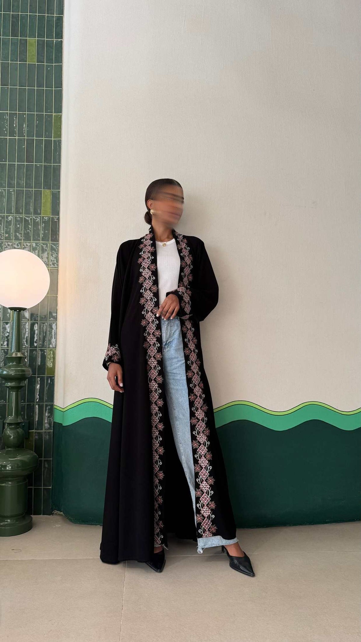 MW1681 - عباية سوداء مطرزة في الياقة والاكمام بكلفة - Aya