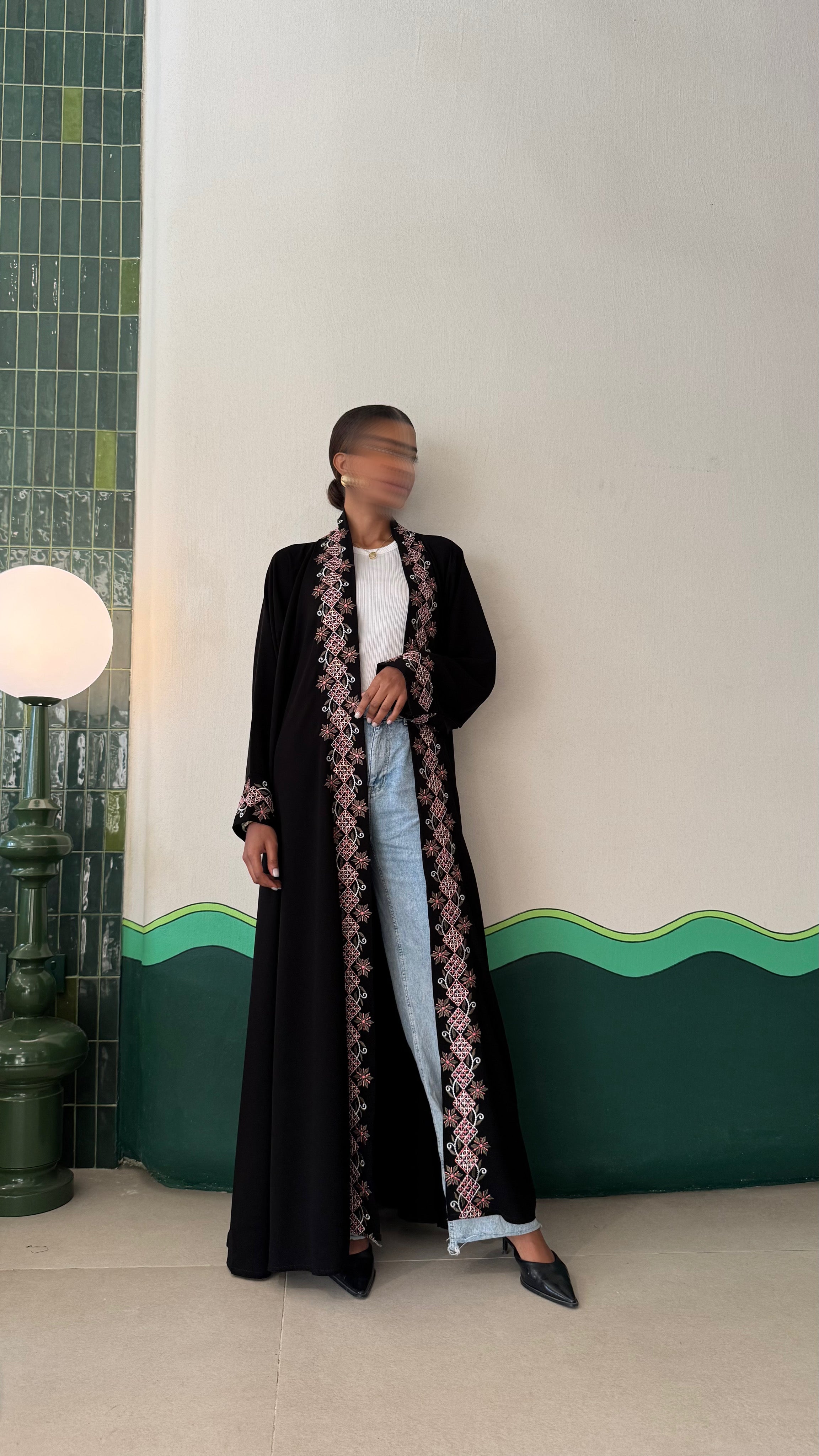 MW1681 - عباية سوداء مطرزة في الياقة والاكمام بكلفة