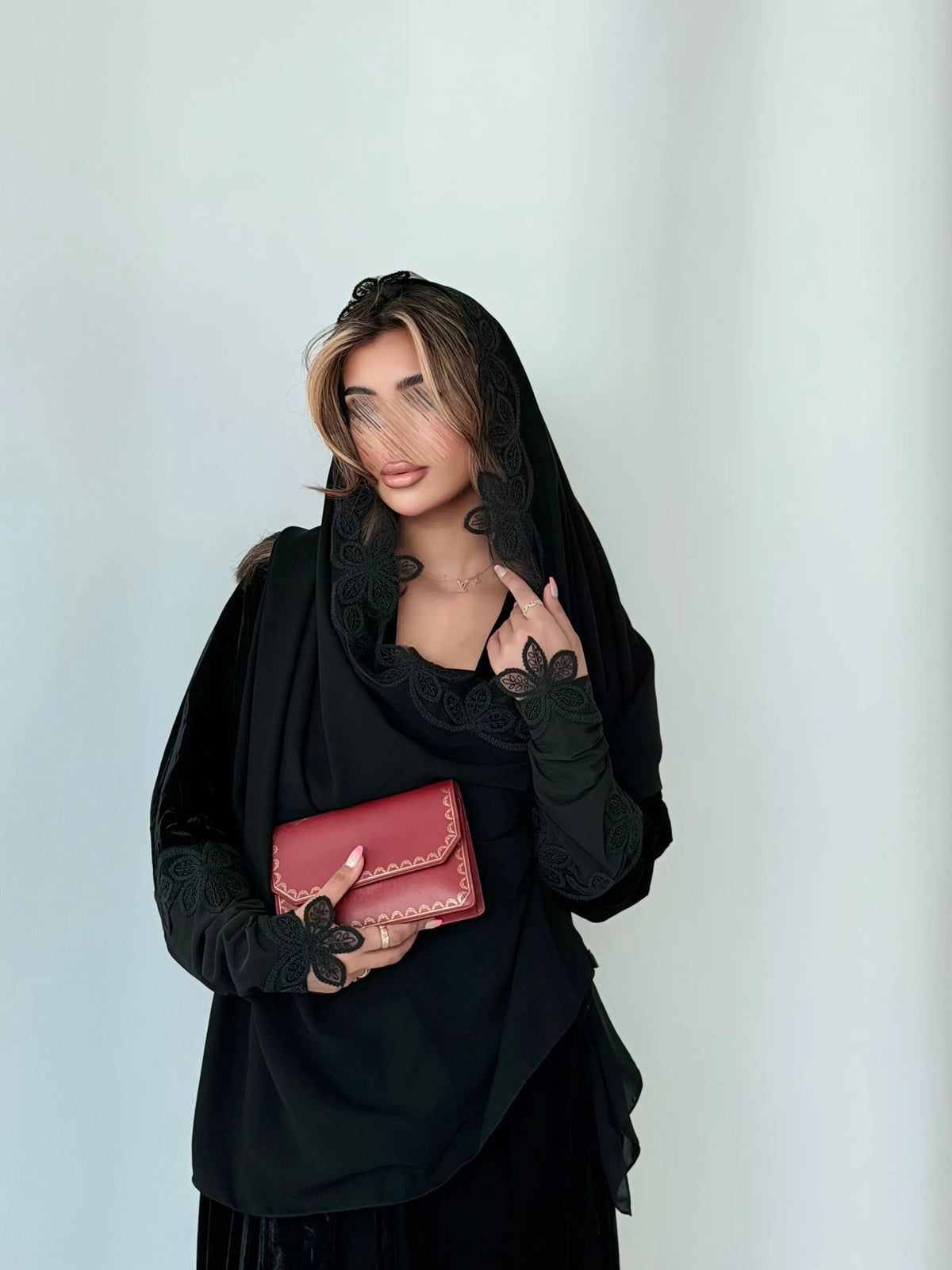 MWT5258 - عباية يومية مخمل اسود مع اضافة لمسة ورود ناعمة و أكمام ستريتش - Aya