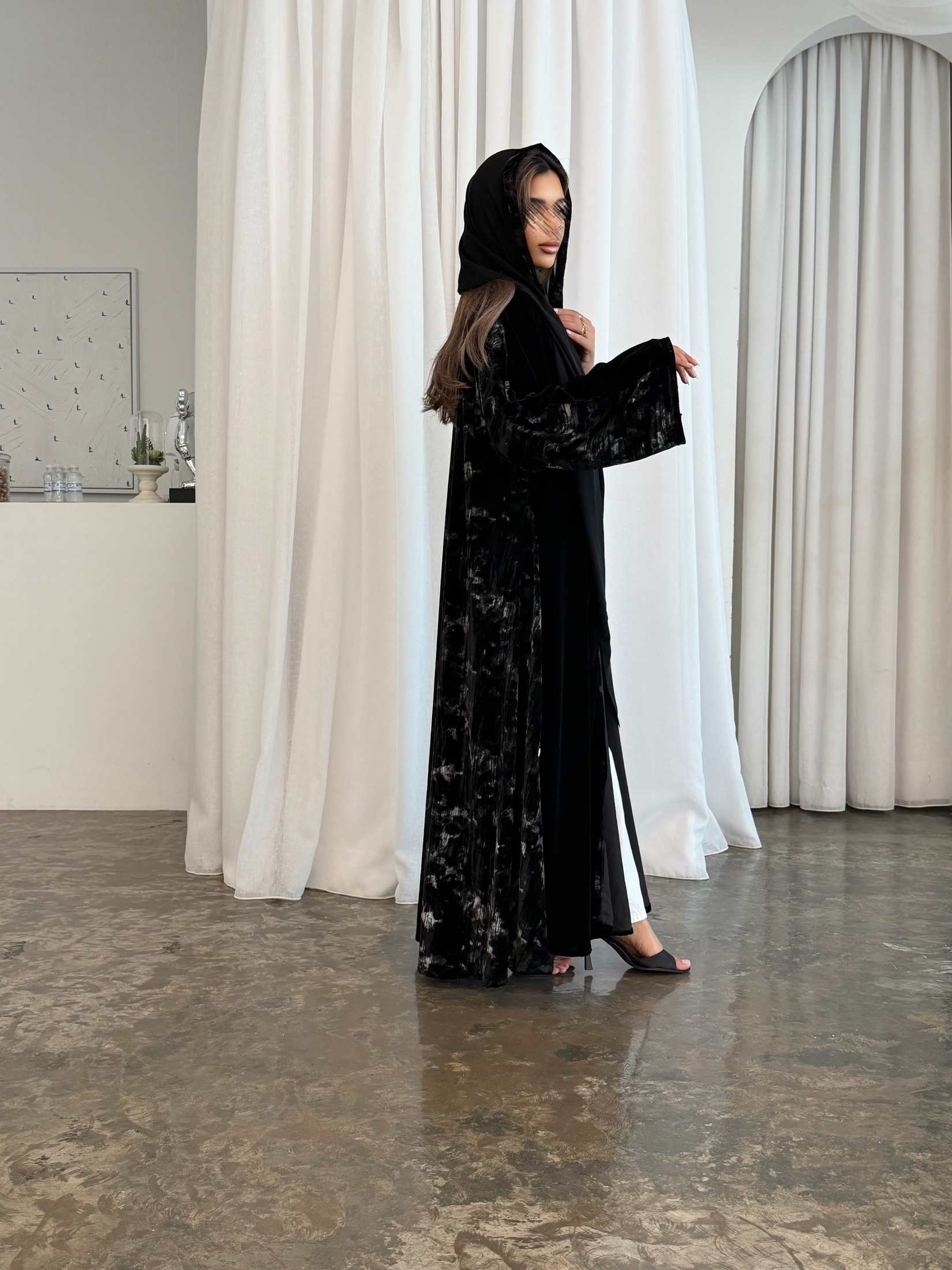 MWT998 - عبايةمخمل اسود سادة مع طباعة كلوش - Aya