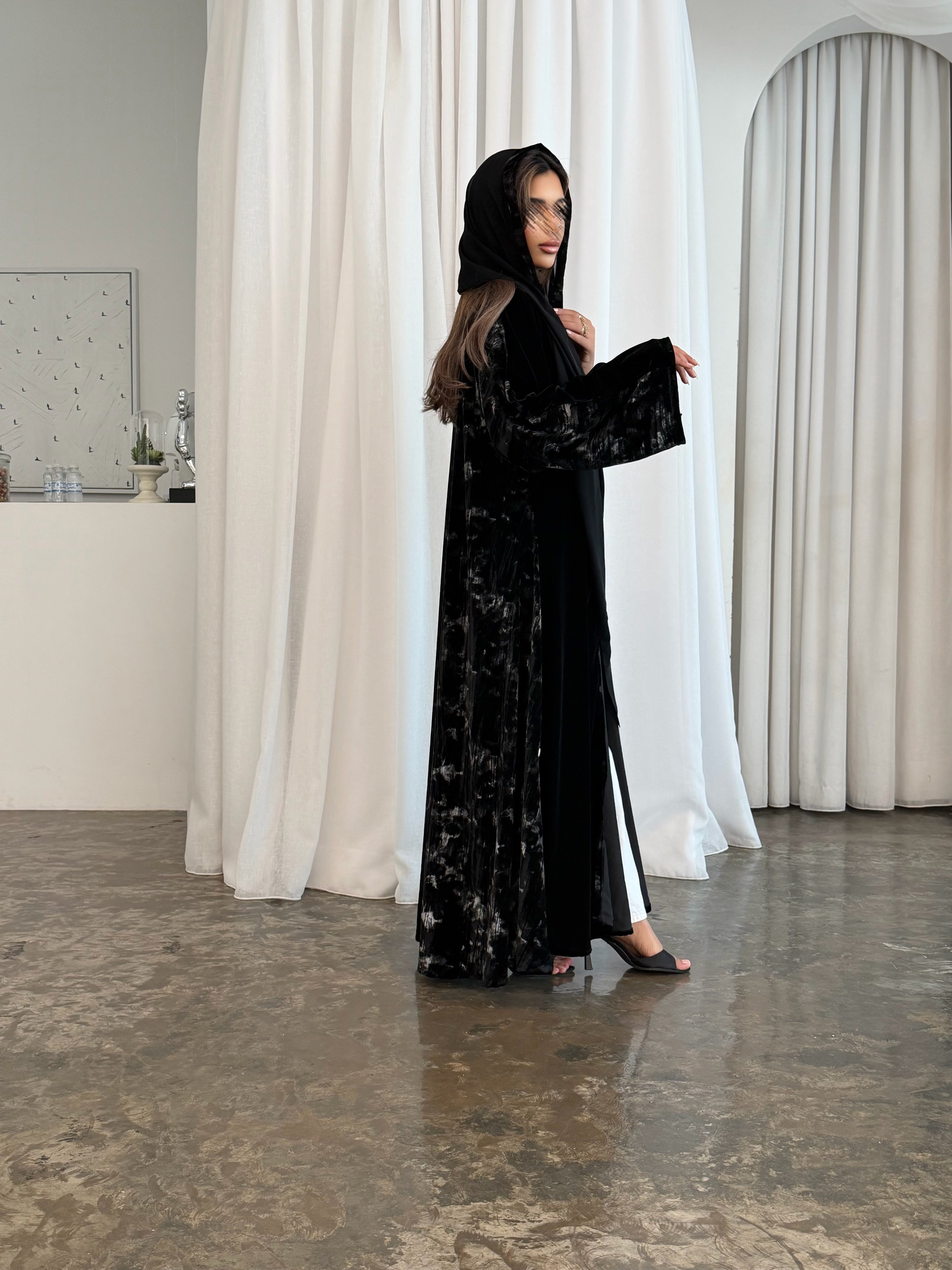 MWT998 - عبايةمخمل اسود سادة مع طباعة كلوش - Aya