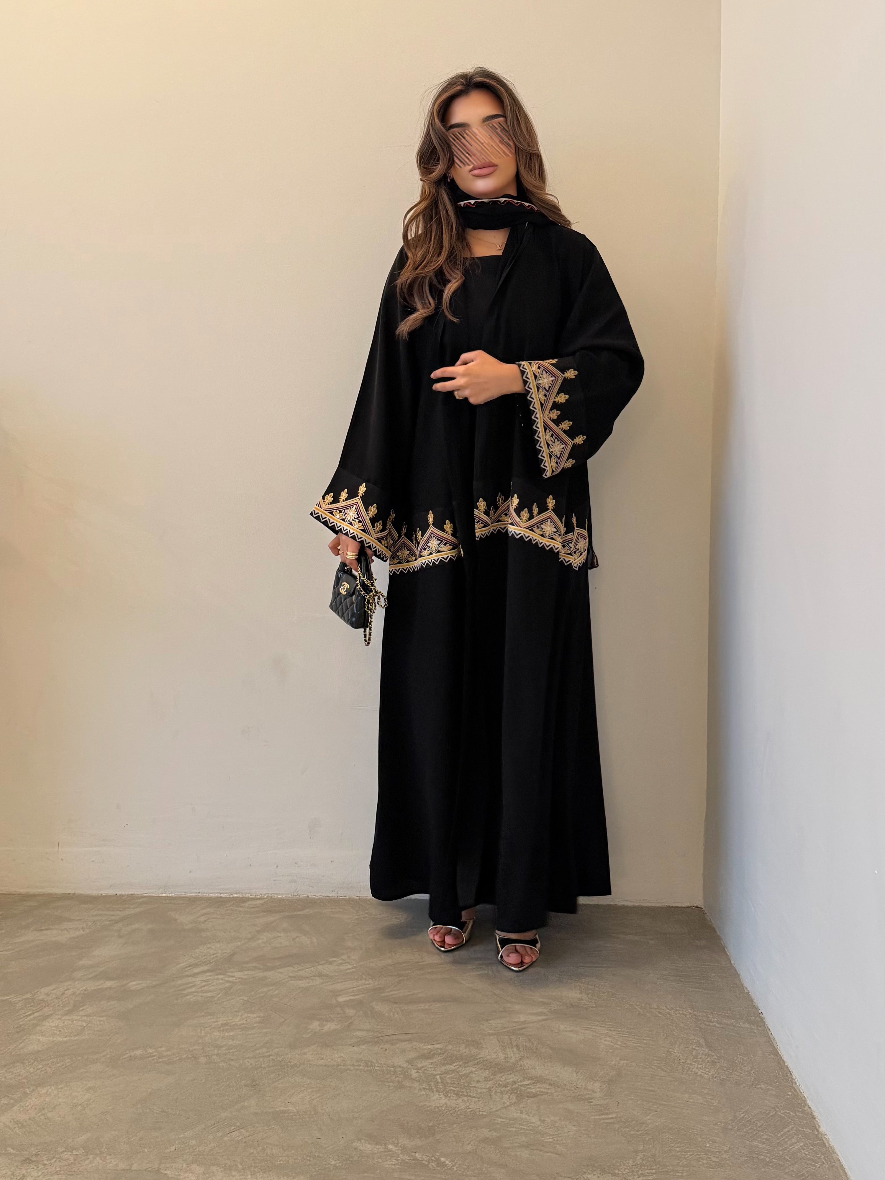 MWT5065 - قماش كريب اسود مع تطريز قصة نص بشت - Aya