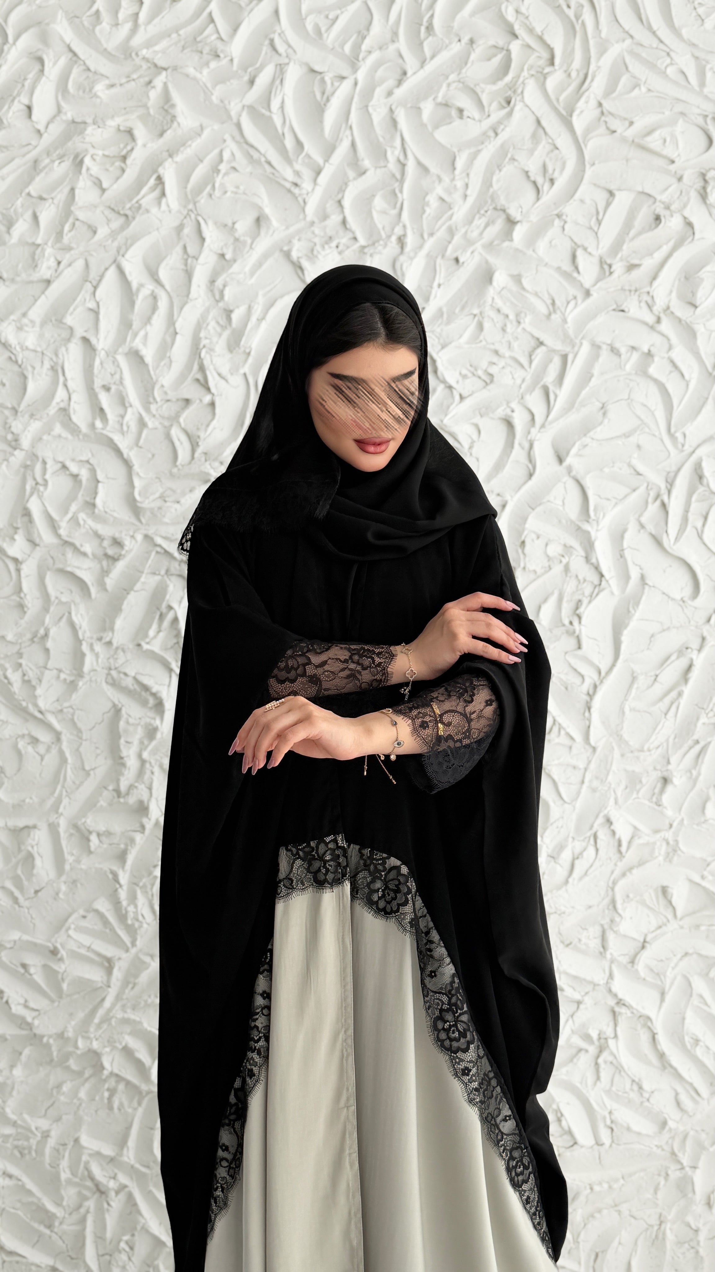 MW2129 - عباية كريب ملكي أنيقة بقصّة  نص البشت مع اضافه حرير مغسول عصرية. - Aya