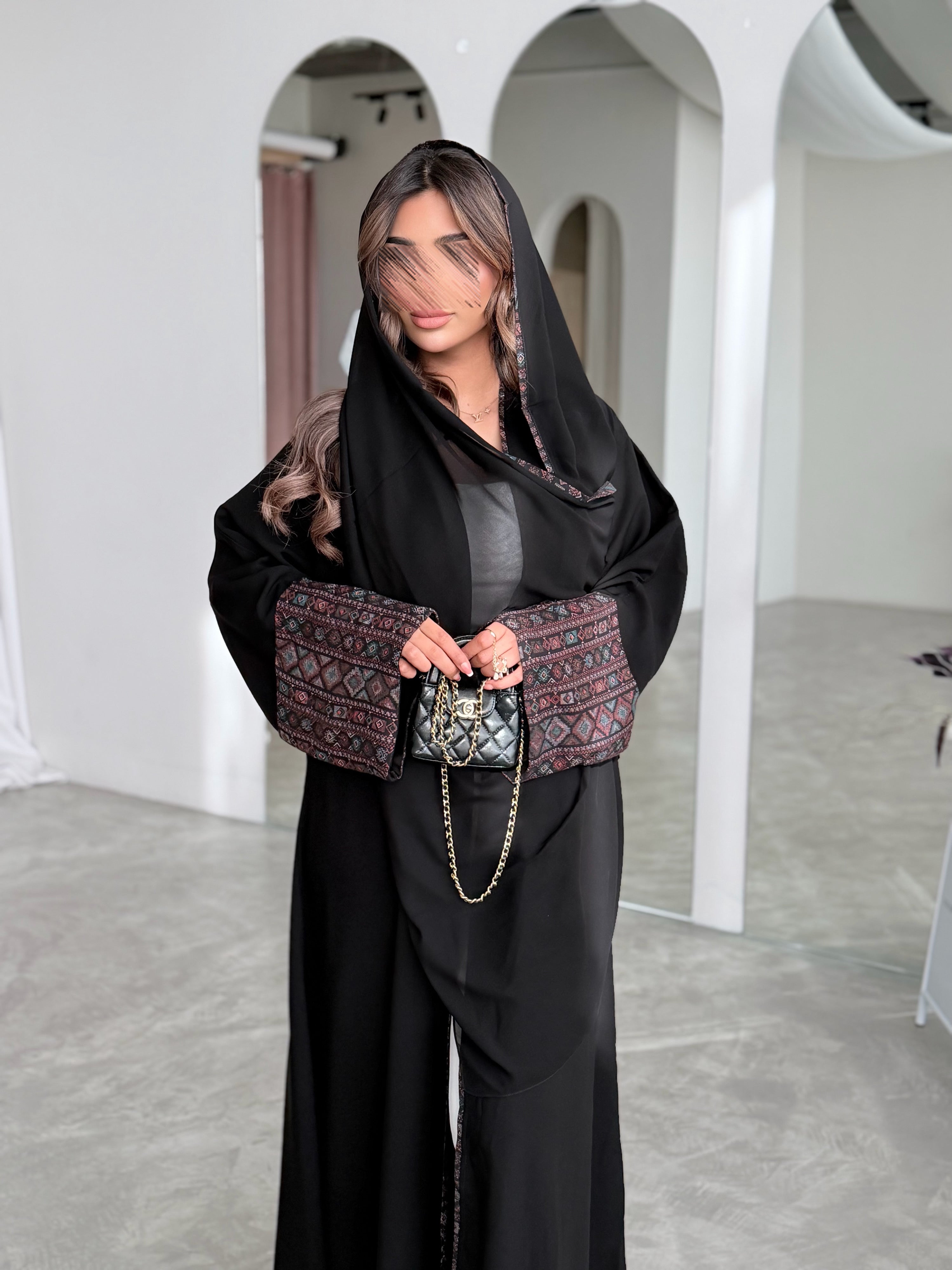 MWT786 - عباية كريب مع تدخيلة كشميري - Aya