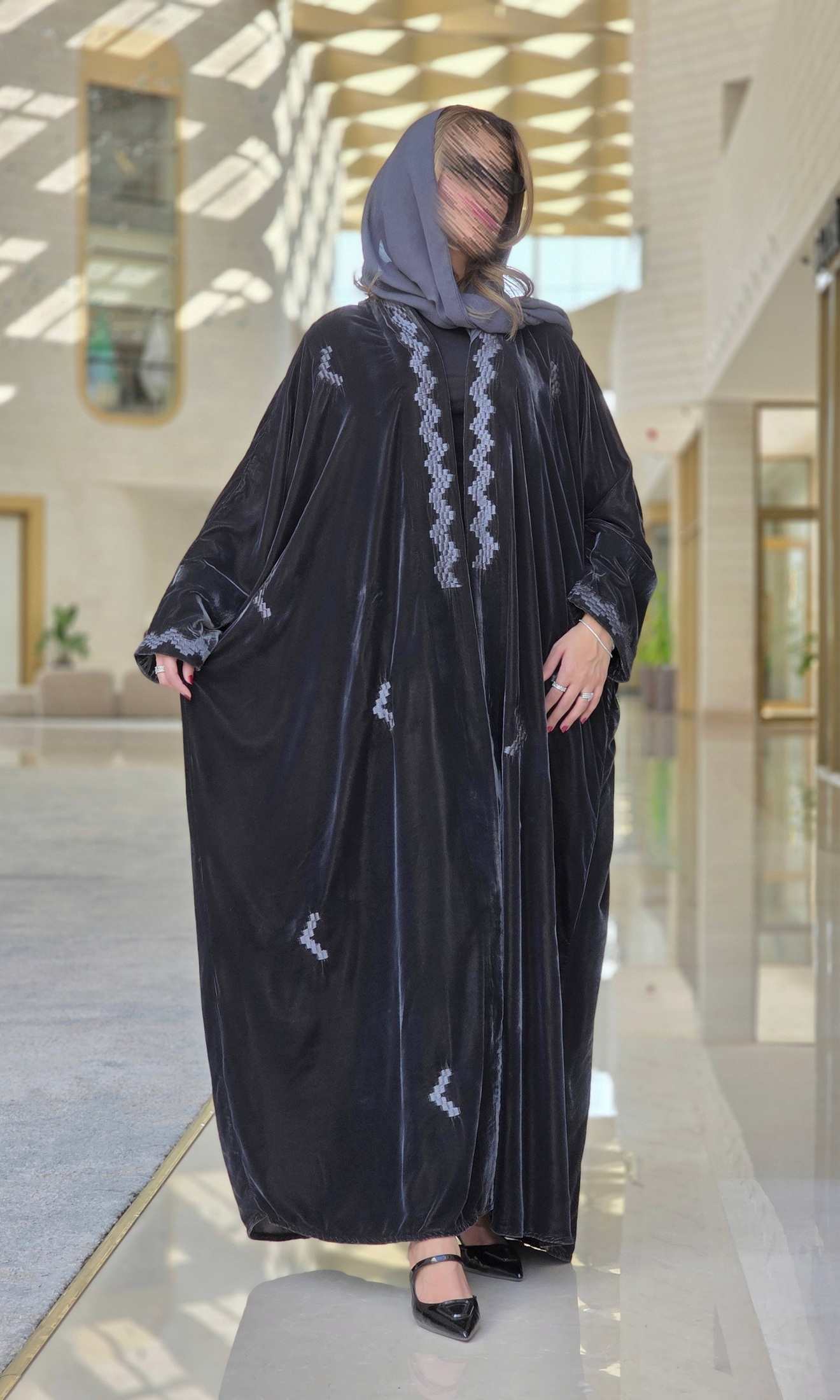 MWT653 - عباية مخمل تطريز رصاصي - Aya