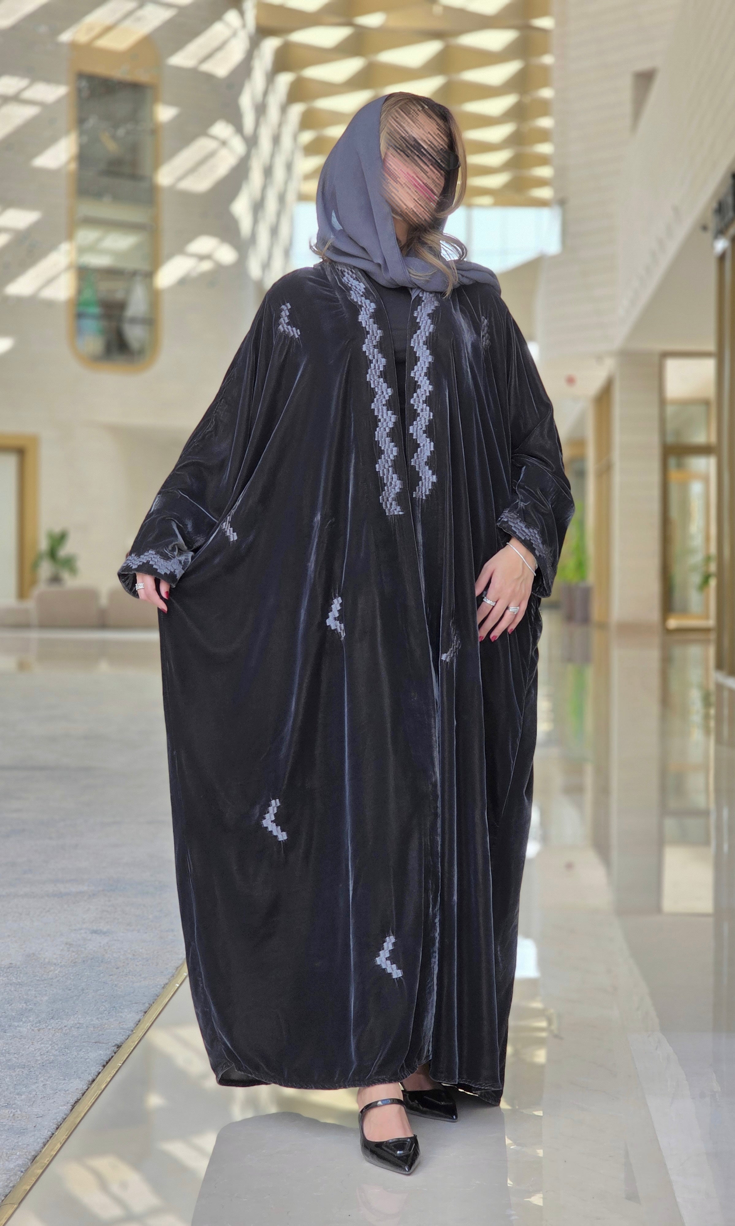 MWT653 - عباية مخمل تطريز رصاصي - Aya