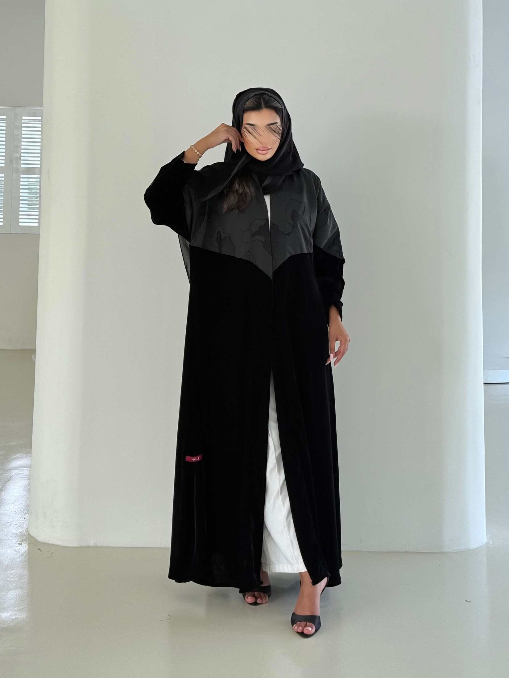 MWT968 - عباية مخمل مع تدخيلة جاكار من فوق - Aya