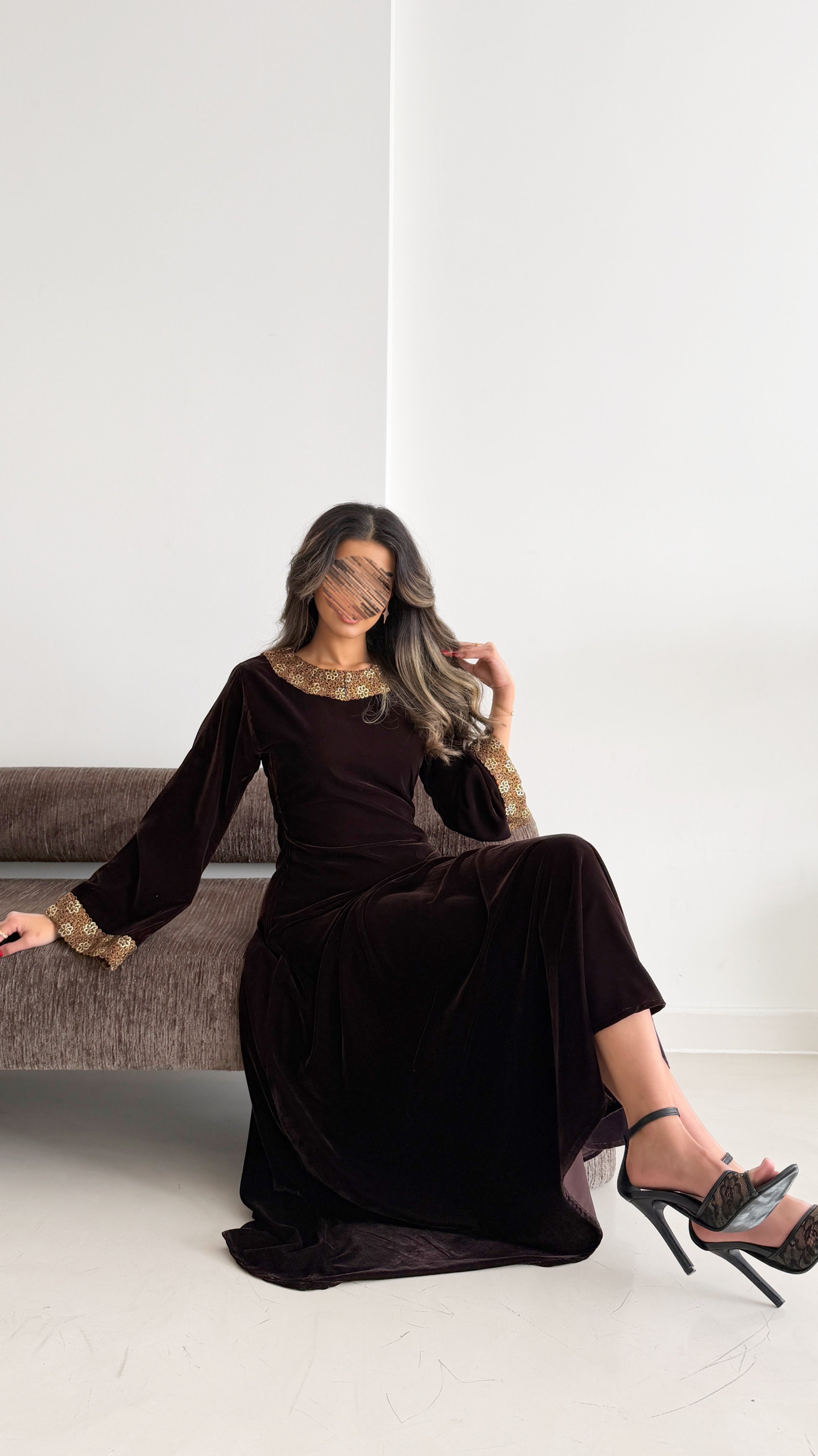 MWJ012 - جلابية مخمل مكسر بلمسات كلفة تضيف فخامة للتصميم - Aya