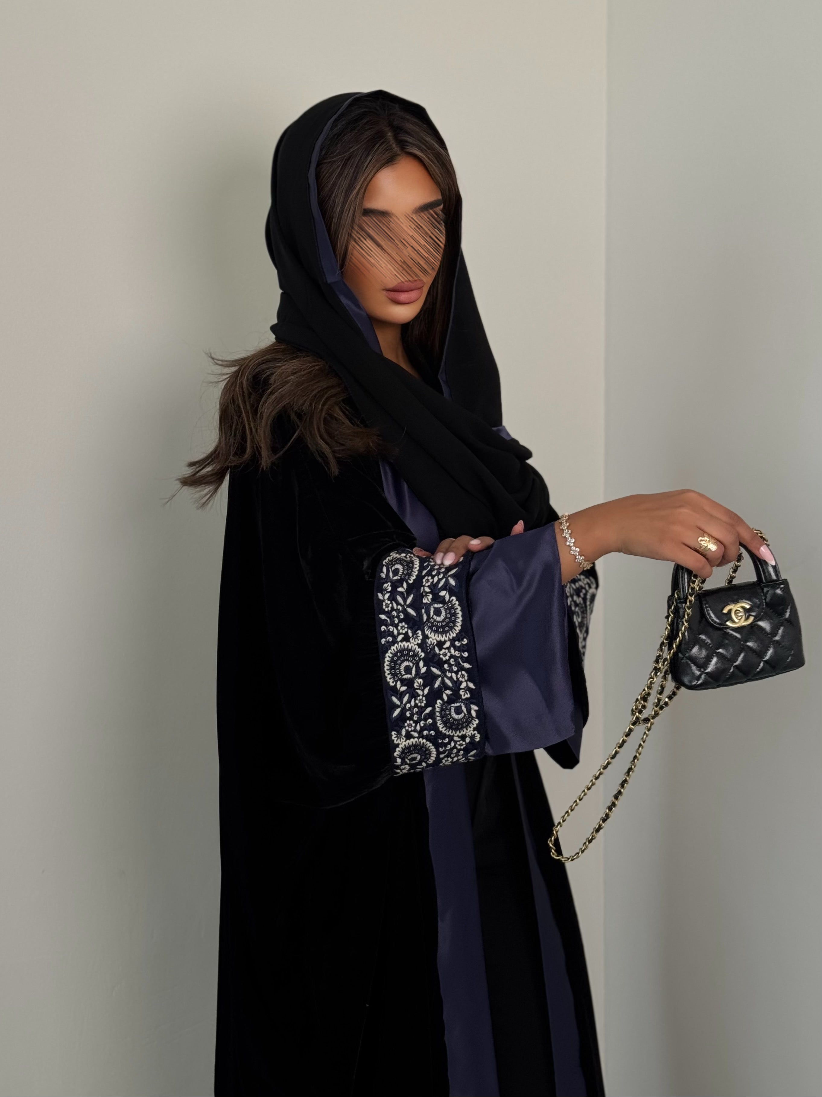 MWT671 - عباية كحلي مع تدخيلة ساتان