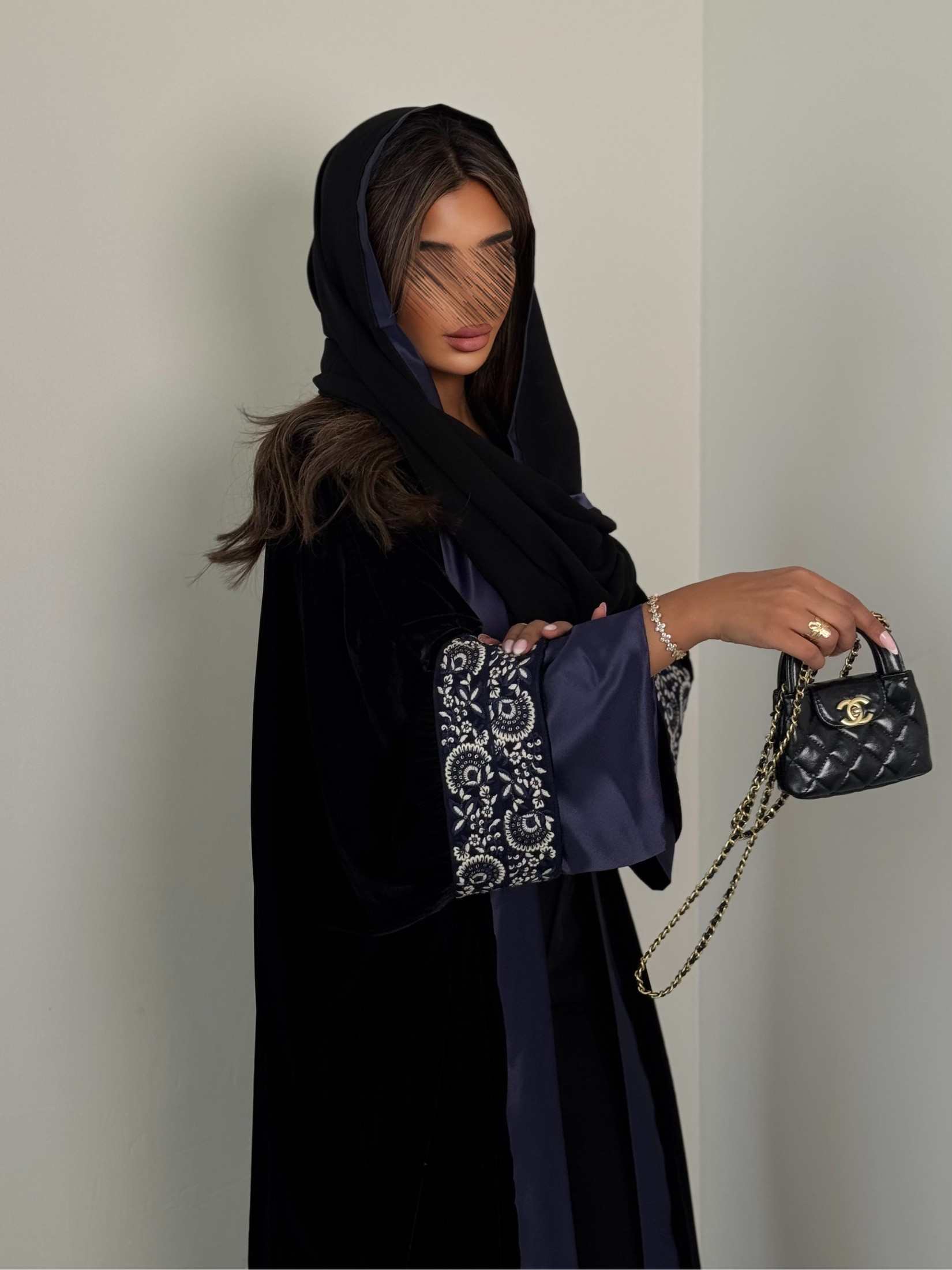 MWT671 - عباية كحلي مع تدخيلة ساتان - Aya