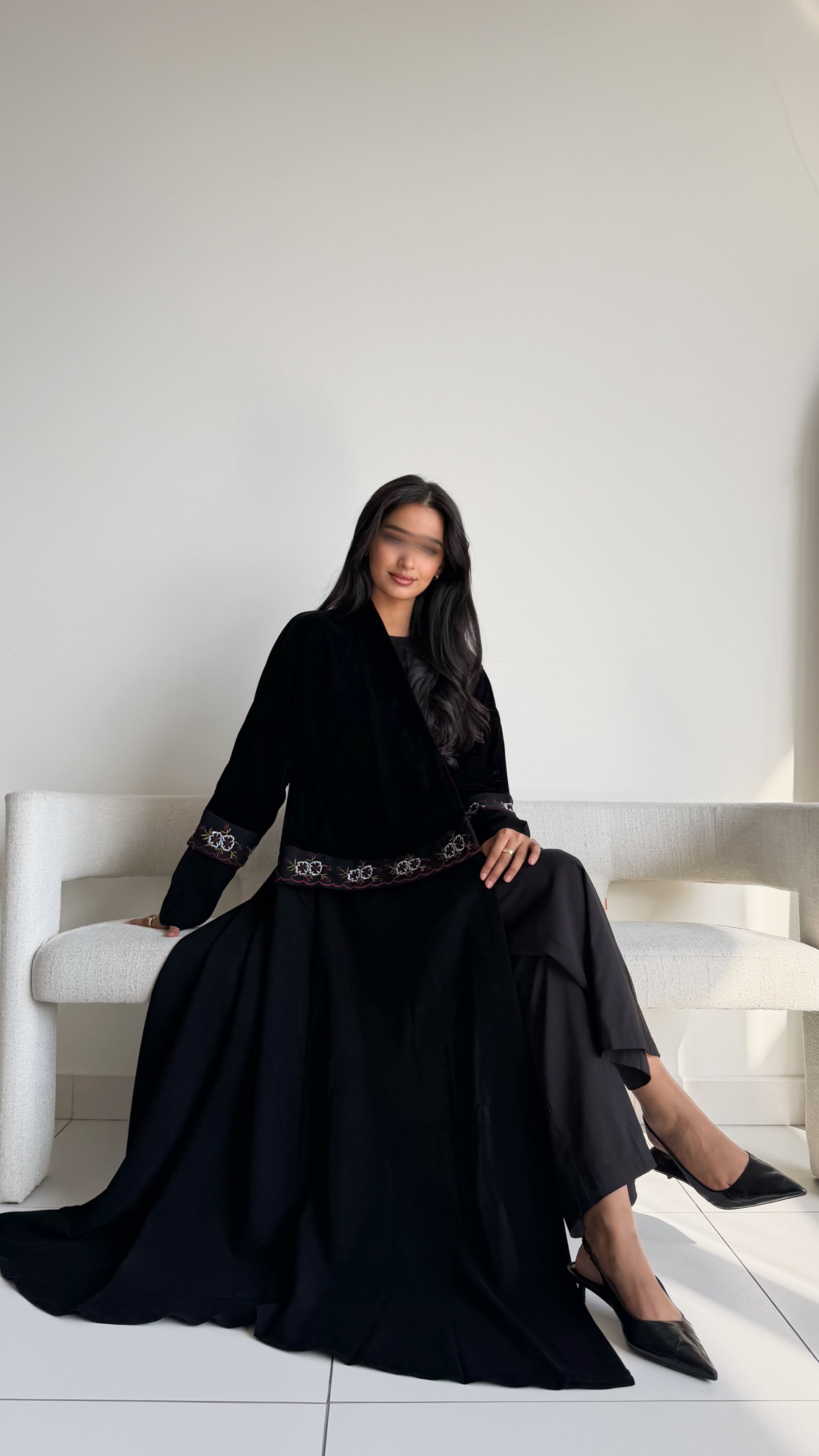 MW1779 - عباية مخمل من تحت قماش كريب الرياض ‏كلفه تطريز كمبيوتر