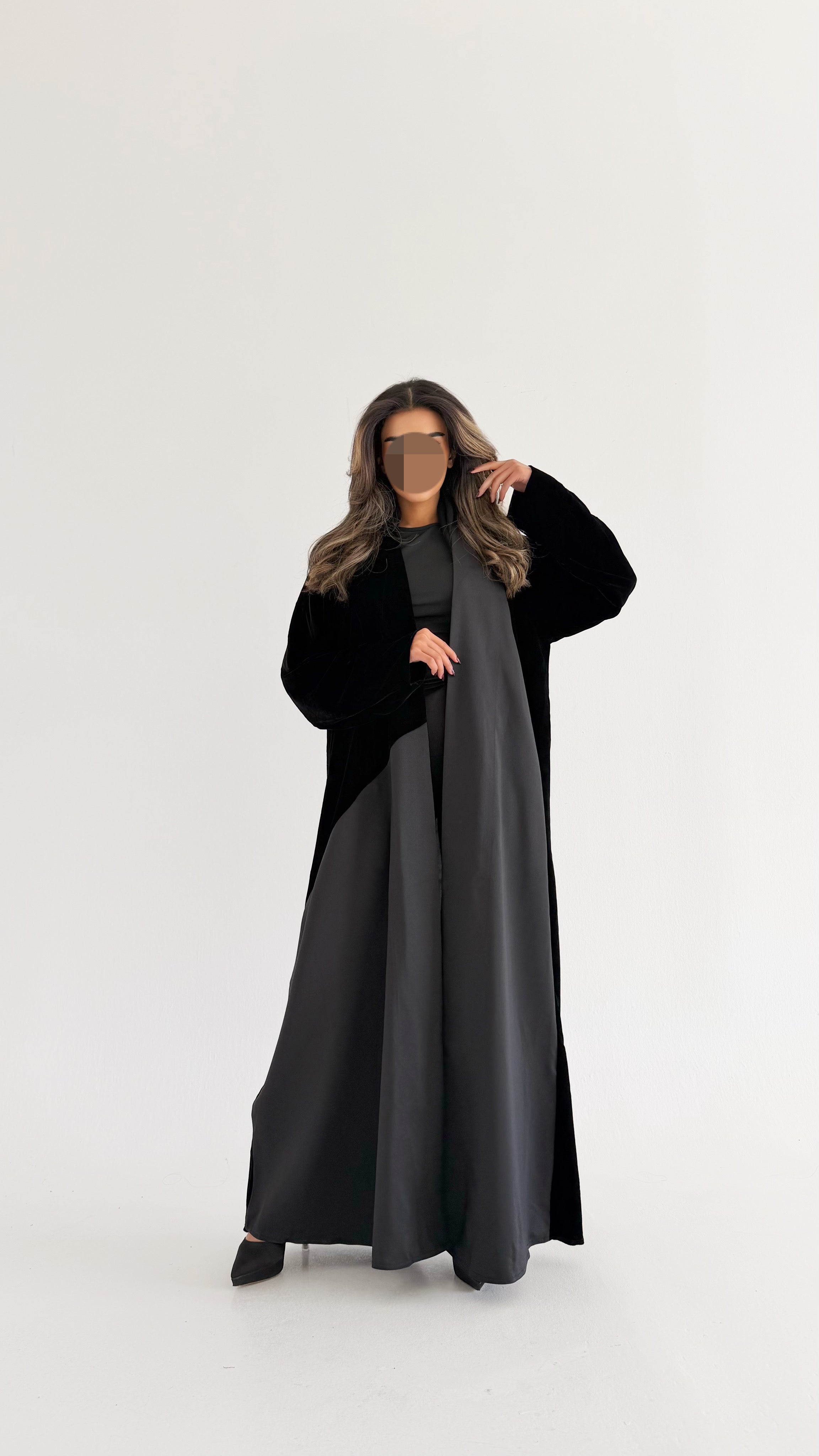 MWT801 - عباية مخمل مع تدخيلة - Aya